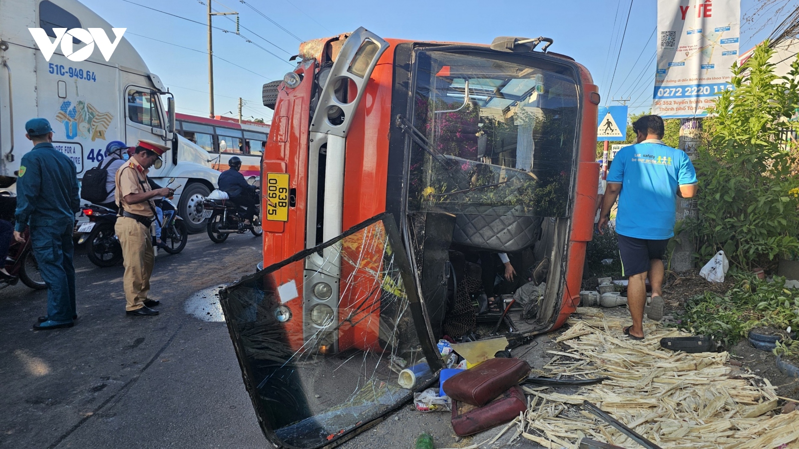 Xe chở công nhân lật ngang trên Quốc lộ 1 đoạn qua Long An