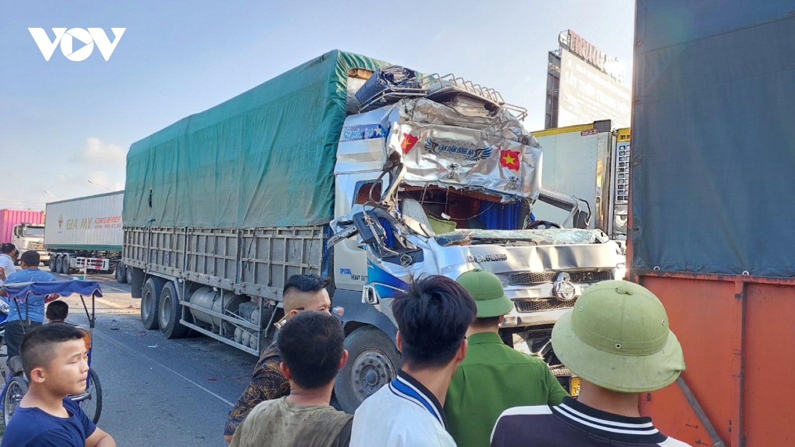 3 xe ô tô va chạm liên hoàn, tài xế mắc kẹt trong cabin