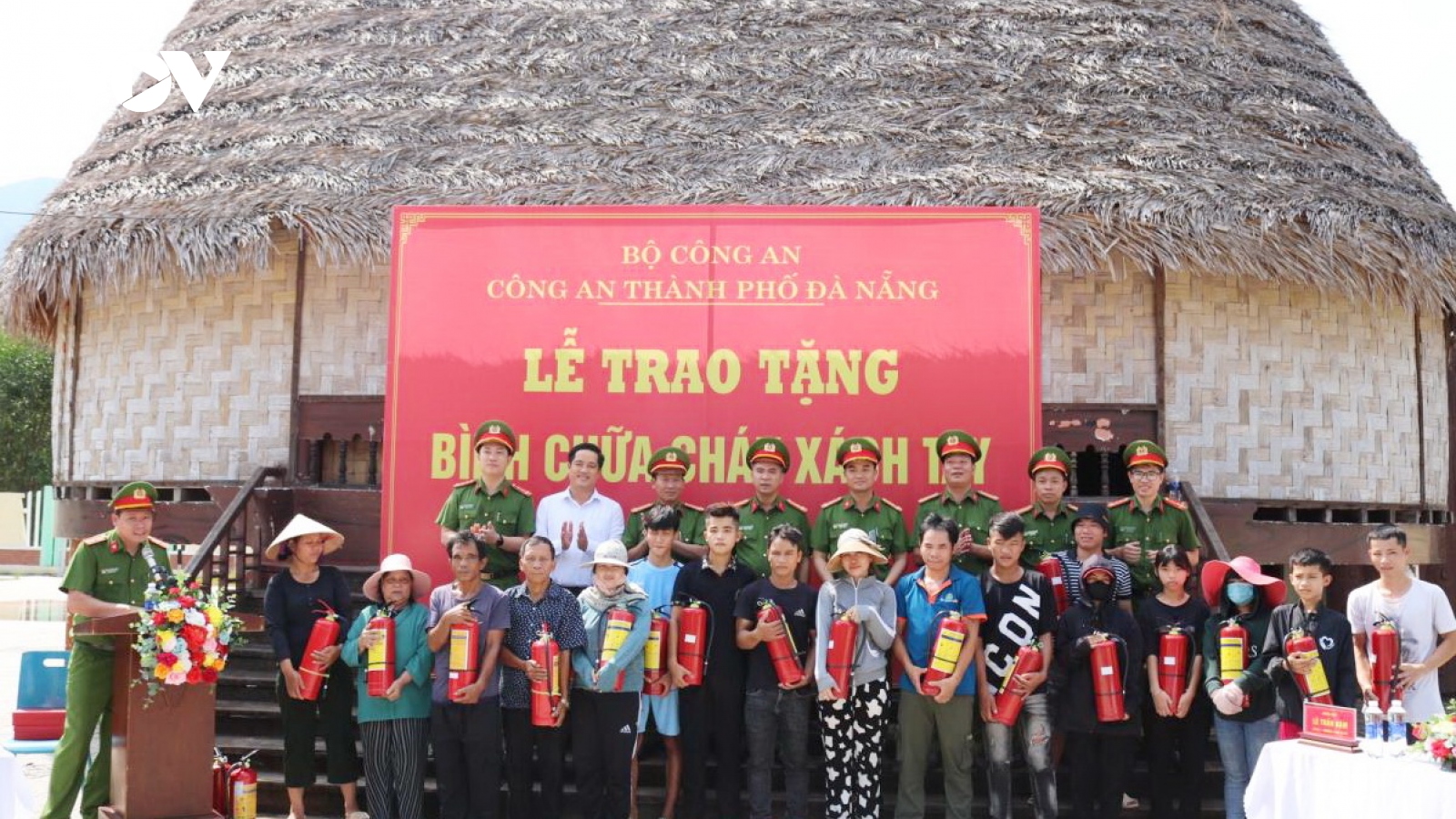 Trao 500 bình chữa cháy tặng đồng bào dân tộc thiểu số, gia đình khó khăn