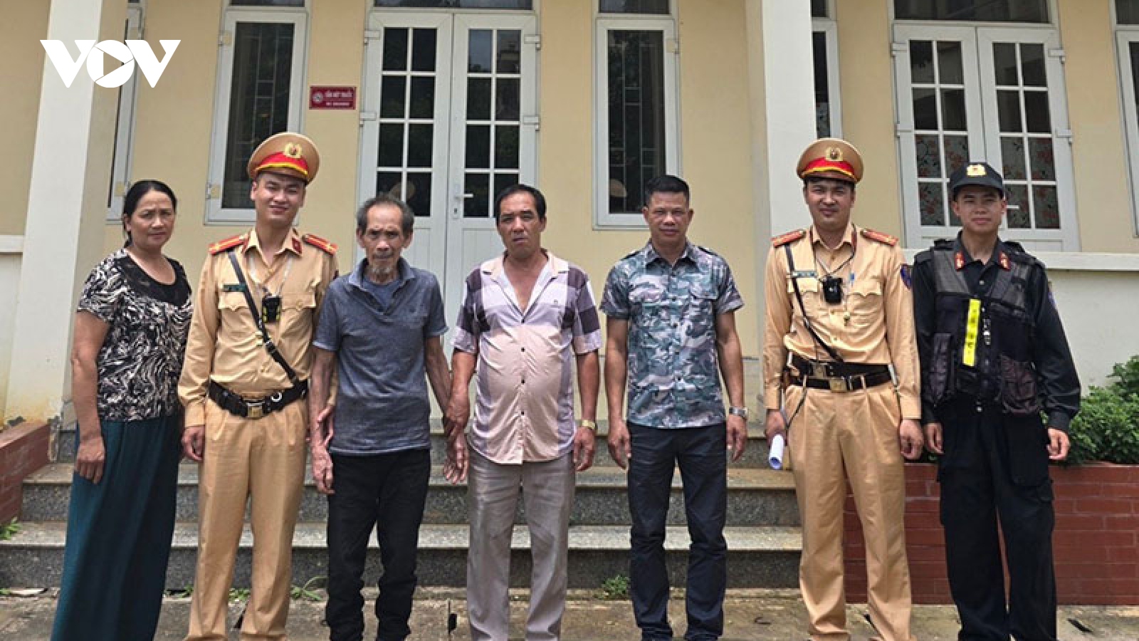 CSGT Lạng Sơn xuyên đêm tìm người thân cho cụ ông đi lạc