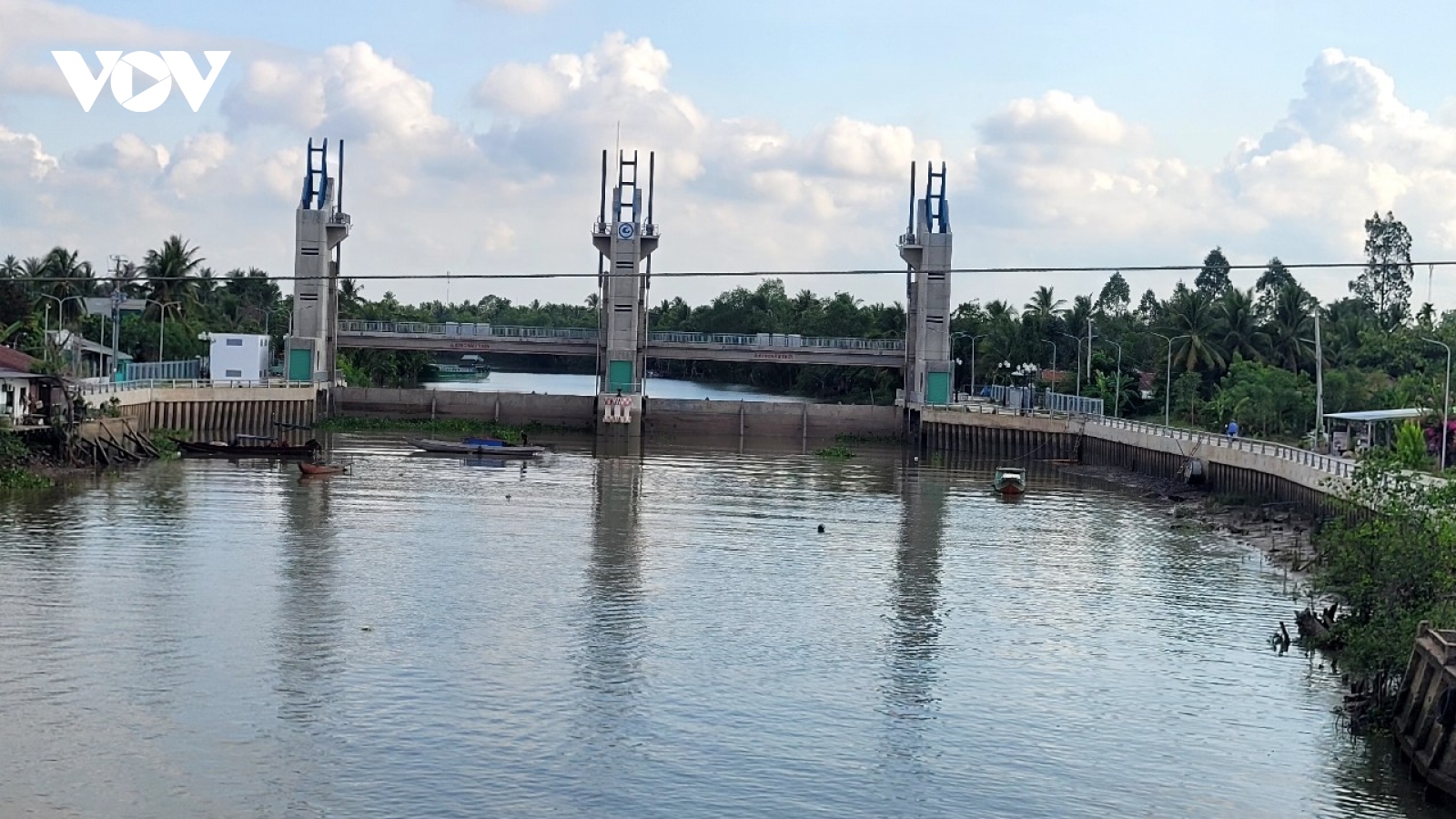 Triều cường, nước mặn tăng cao, Tiền Giang đóng khẩn cấp các cống trữ ngọt