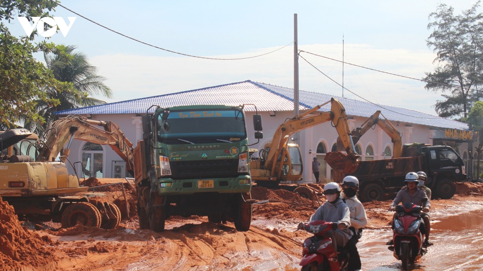 Dọn dẹp bùn cát tràn xuống đường sau mưa lớn ở Bình Thuận