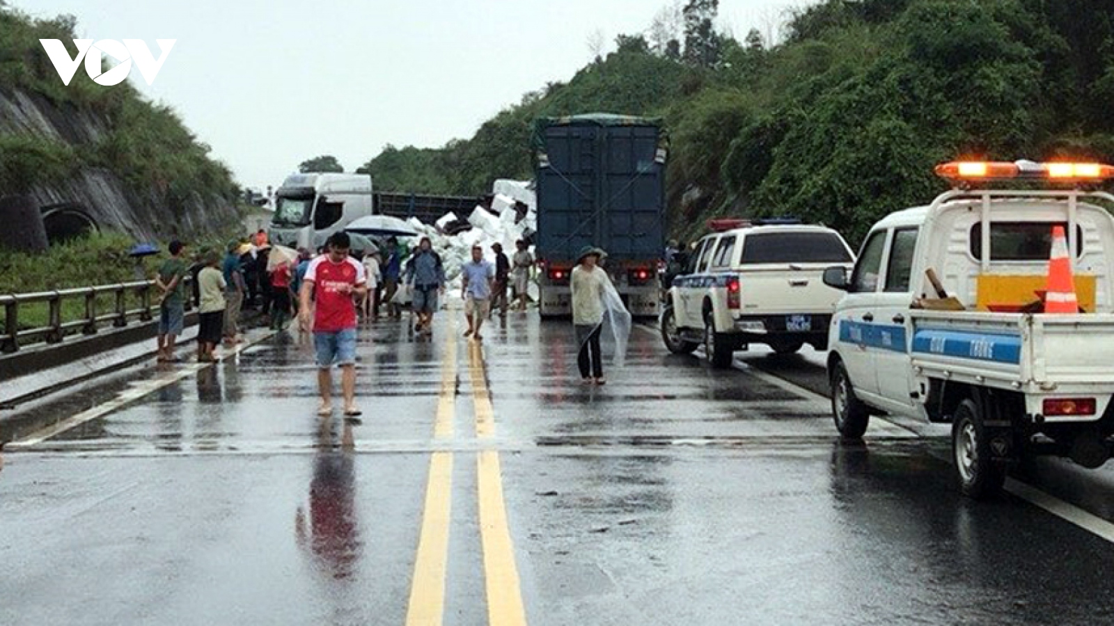 Cao tốc Nội Bài - Lào Cai tắc đường khoảng 5km do tai nạn giao thông