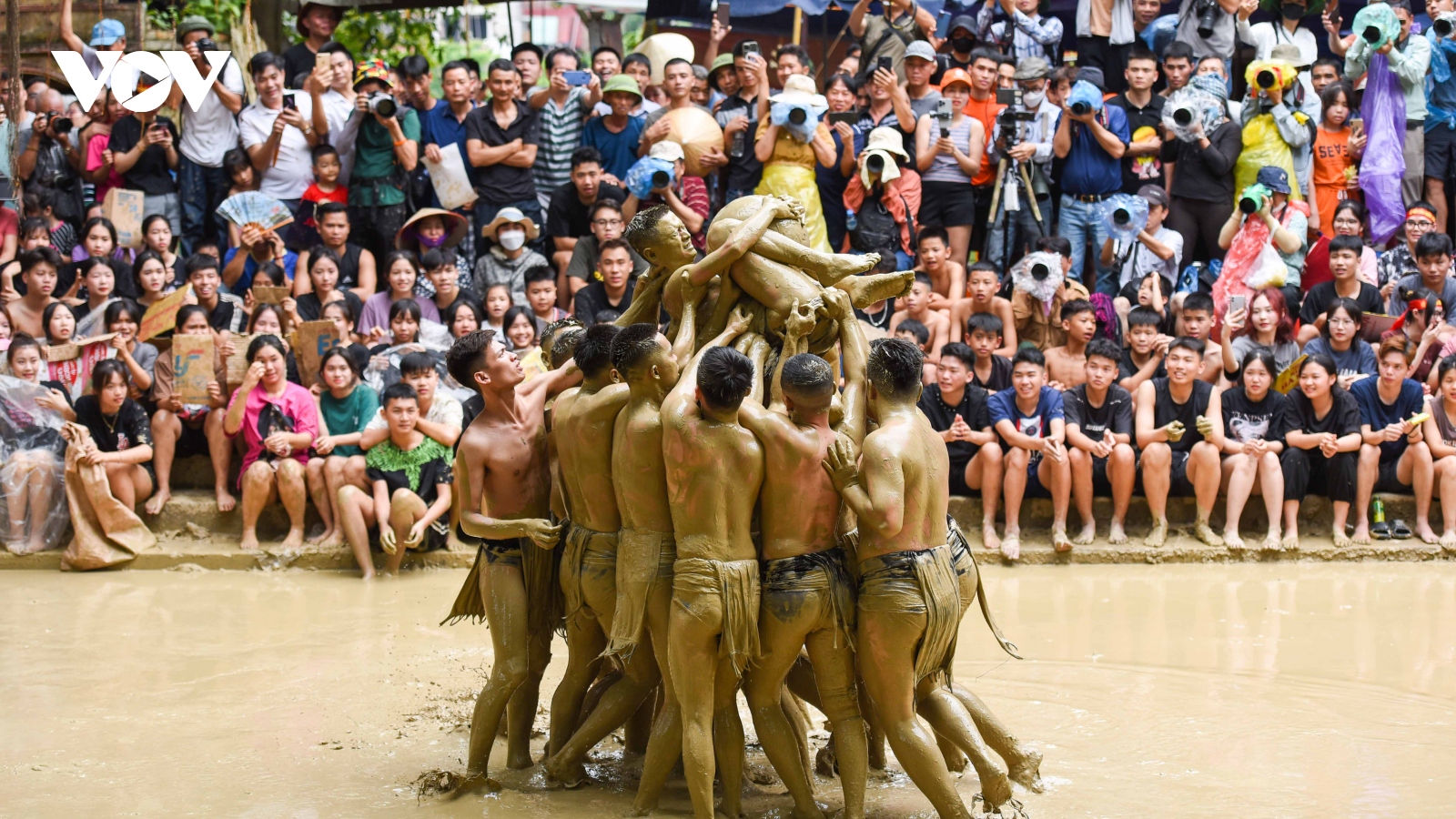 Độc đáo lễ hội vật cầu nước làng Vân ở Bắc Giang