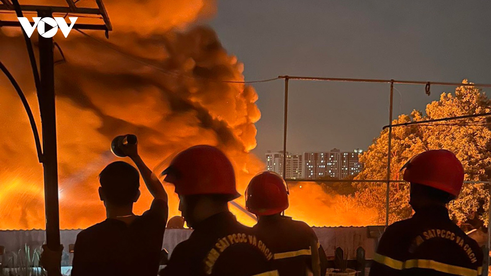 Lửa thiêu rụi kho hàng 100m2 của công ty phụ liệu ngành may ở Bình Dương
