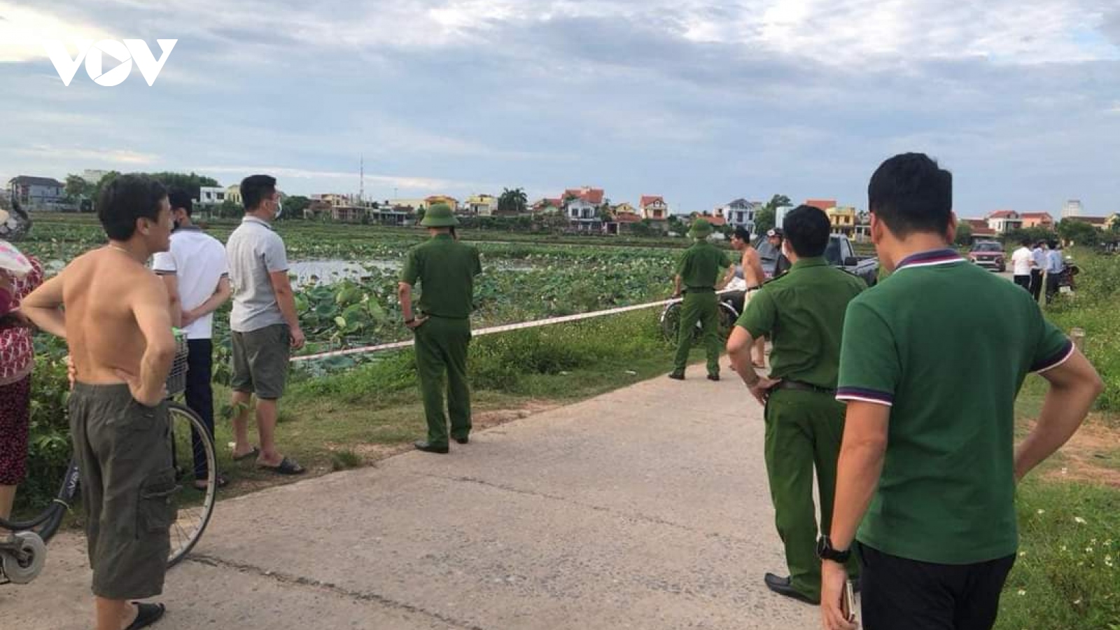 Phát hiện thi thể nam giới dưới mương nước ở Quảng Bình