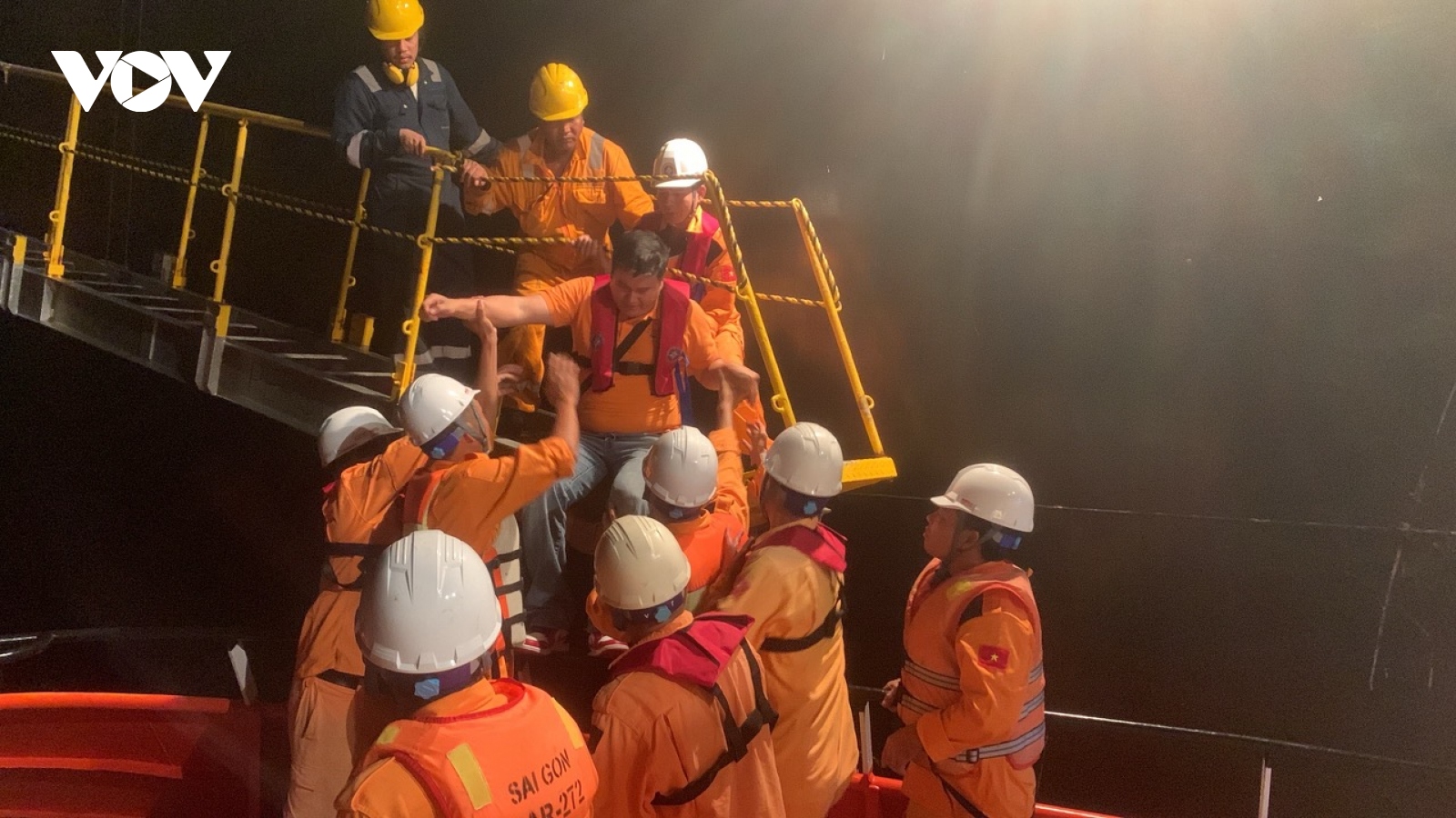 Đưa thuyền viên tàu nước ngoài bị nạn trên biển về bờ cấp cứu