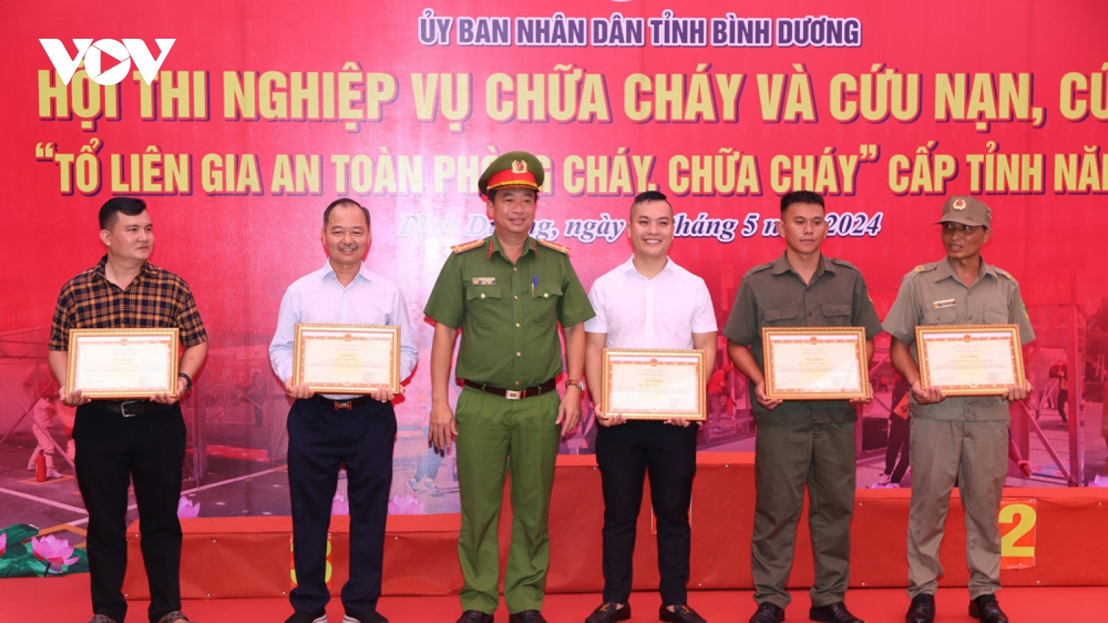 Khen thưởng những “người hùng” dập lửa, cứu người trong căn nhà 5 tầng ở Bình Dương