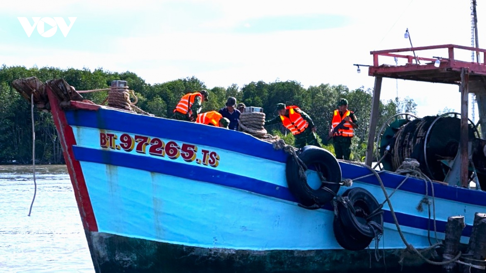 Cà Mau bắt giữ tàu cá mua bán dầu trái phép trên biển