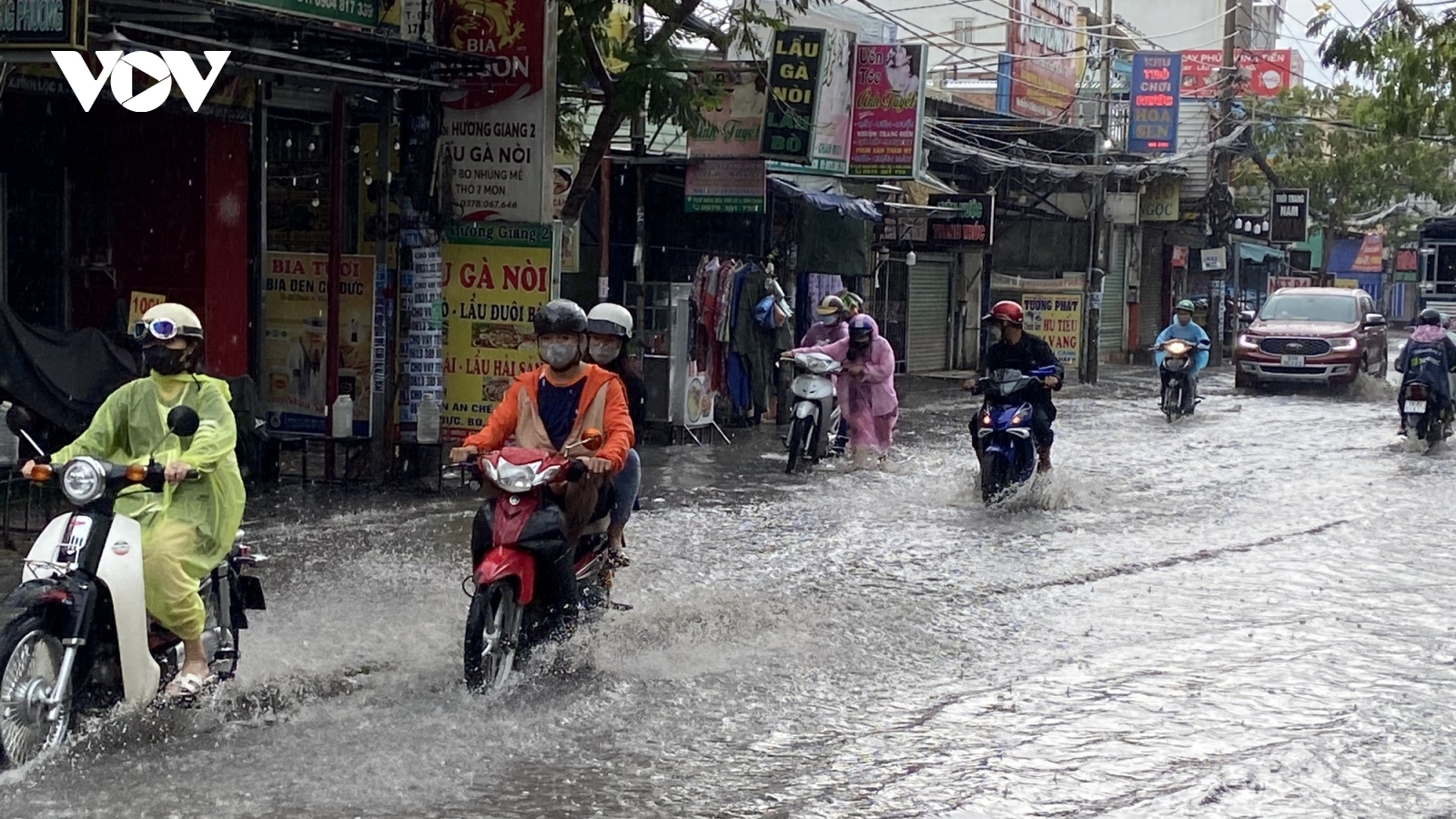 TP.HCM có 13 tuyến đường ngập do mưa và 5 tuyến ngập do triều