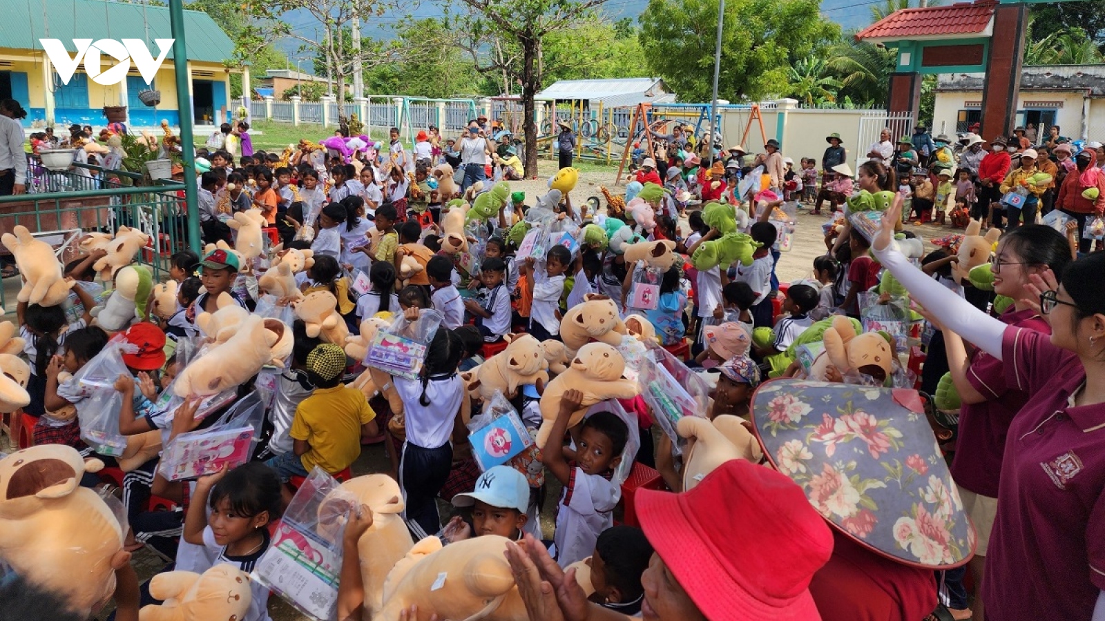 Giáo viên, học sinh TP.HCM đến hỗ trợ đồng bào Chăm tỉnh Ninh Thuận