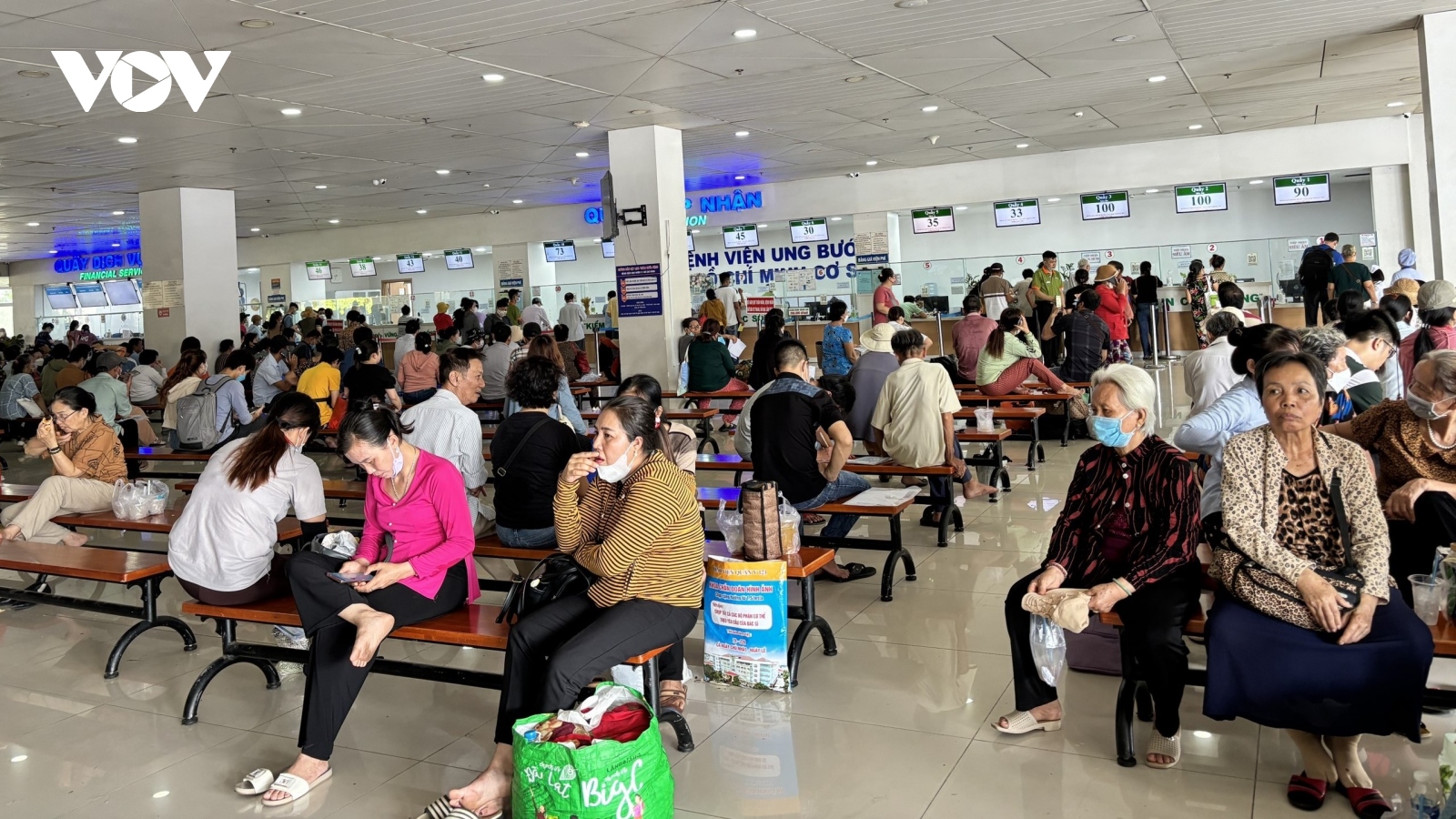 Bệnh viện Ung bướu quá tải, bệnh nhân chờ cả tháng để xạ trị