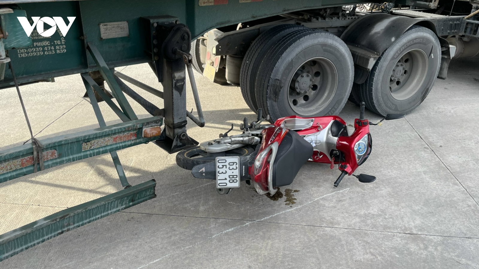 Va chạm với xe đầu kéo, một nữ công nhân tử vong