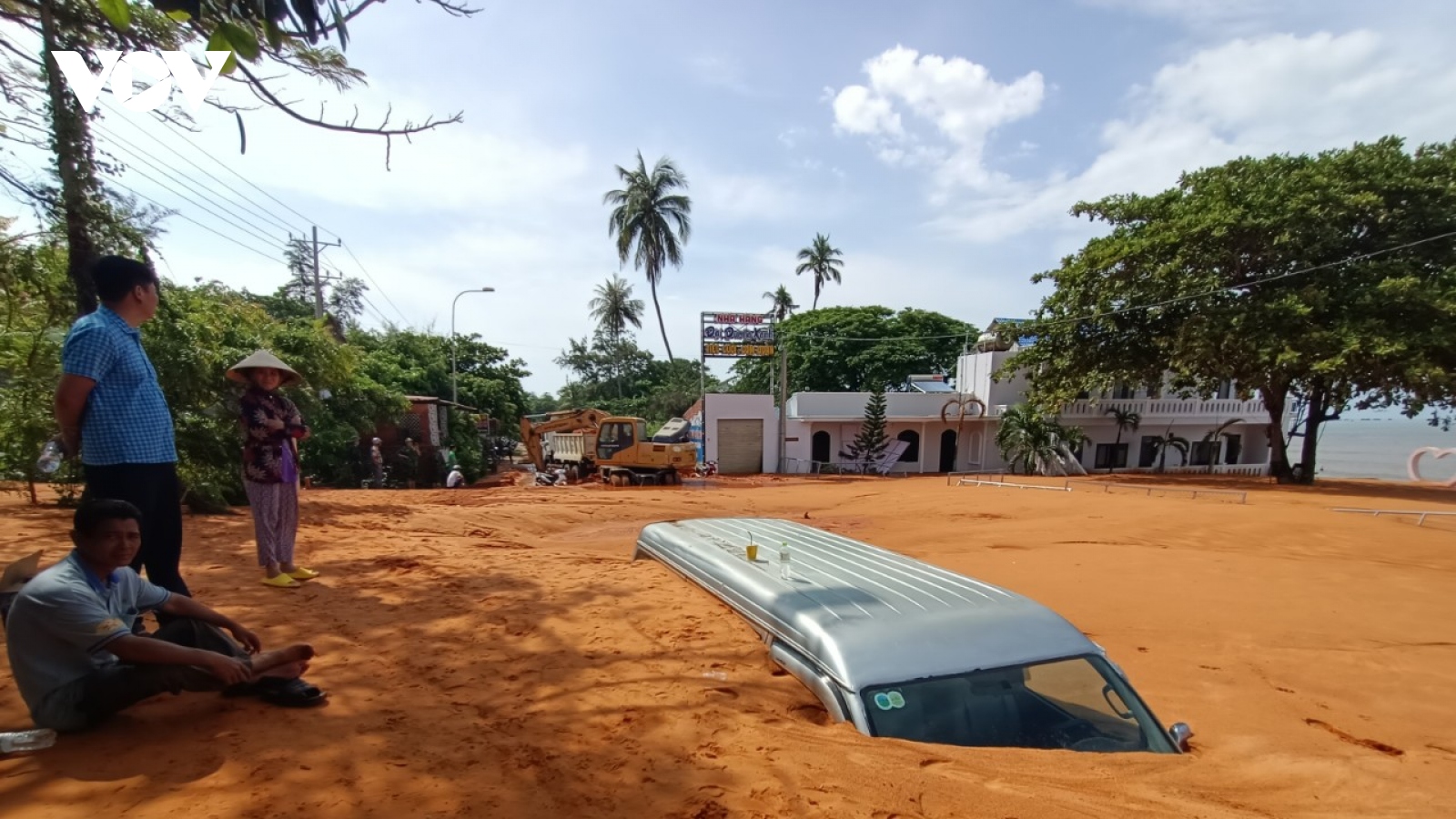 Cát tràn sau mưa lớn ở Bình Thuận, ô tô bị vùi lấp