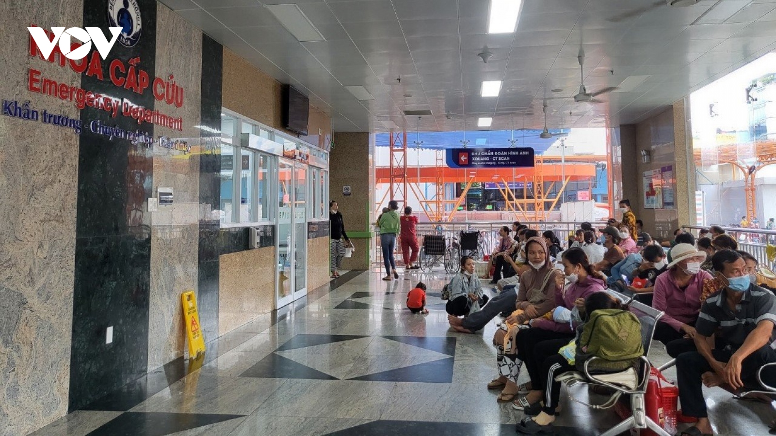 Cứu sống 3 trẻ bỏng hô hấp sau vụ cháy nhà dân trong đêm ở TP.HCM