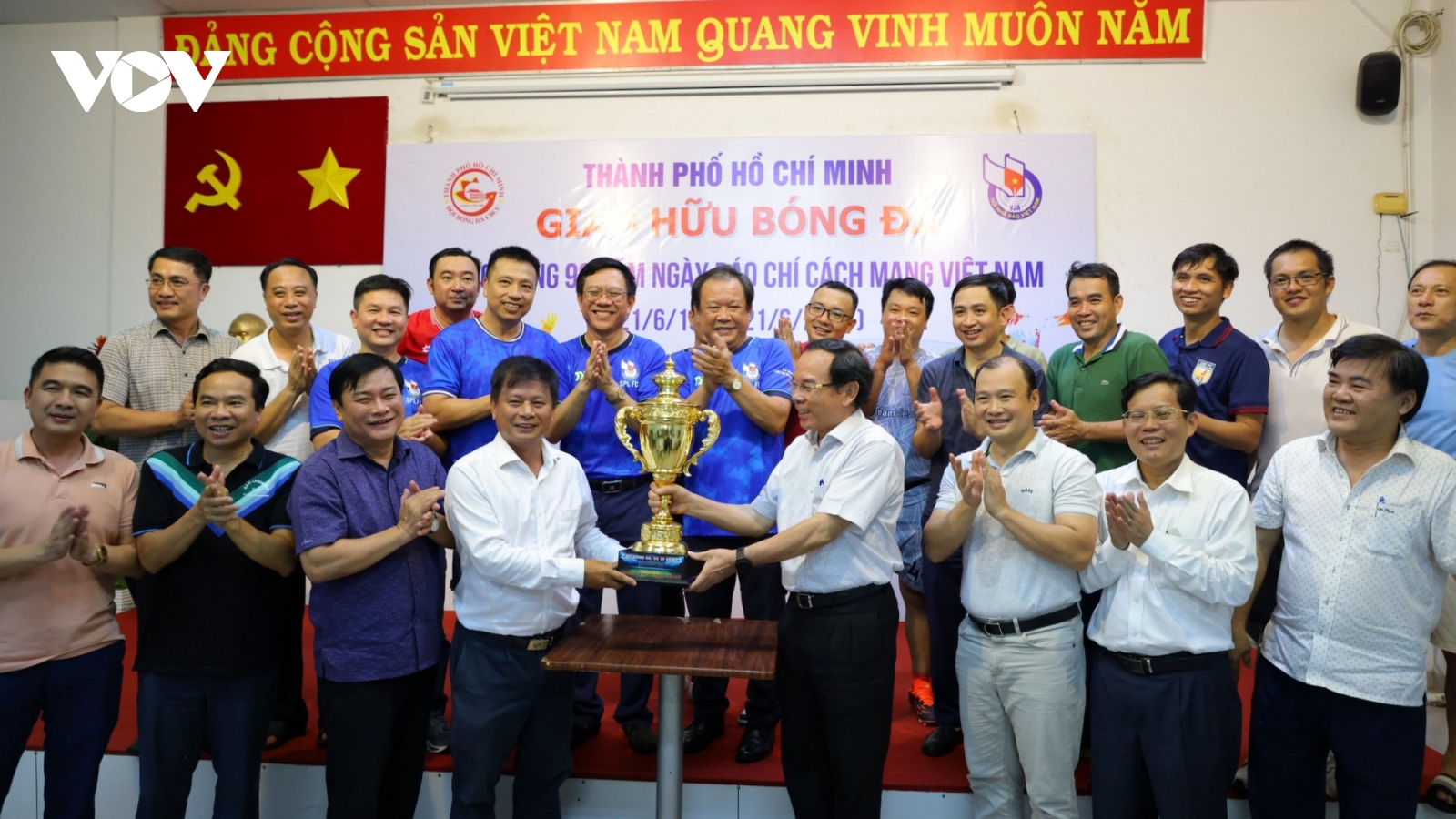 Sôi động trận bóng giao hữu giữa lãnh đạo cơ quan báo chí và công chức TP.HCM