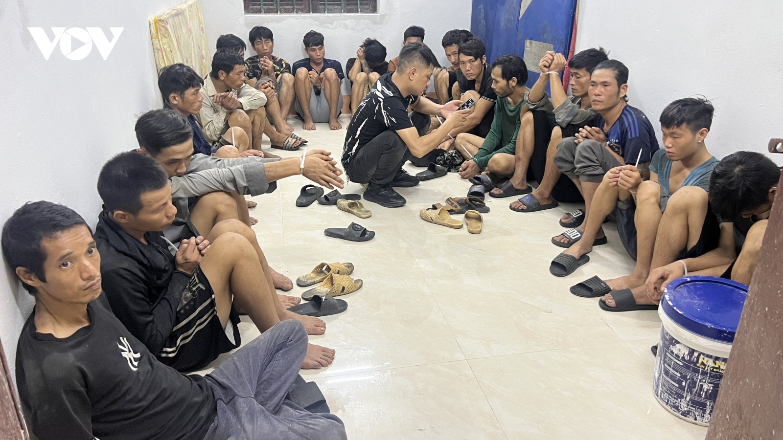 Phát hiện xe ô tô chở 19 đối tượng nghiện ma túy