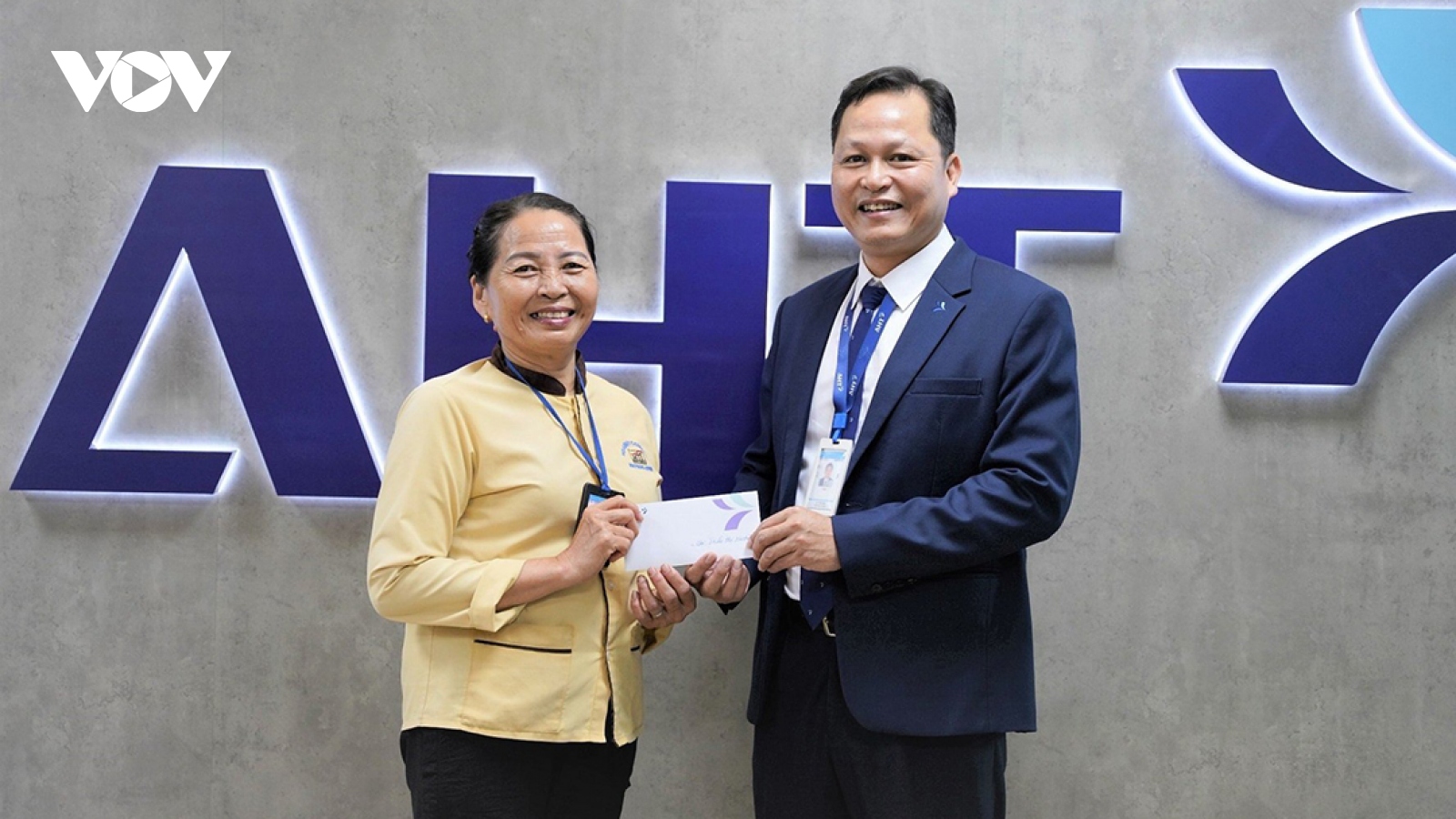 Nhân viên vệ sinh tại sân bay trả 1,4 tỷ đồng khách bỏ quên