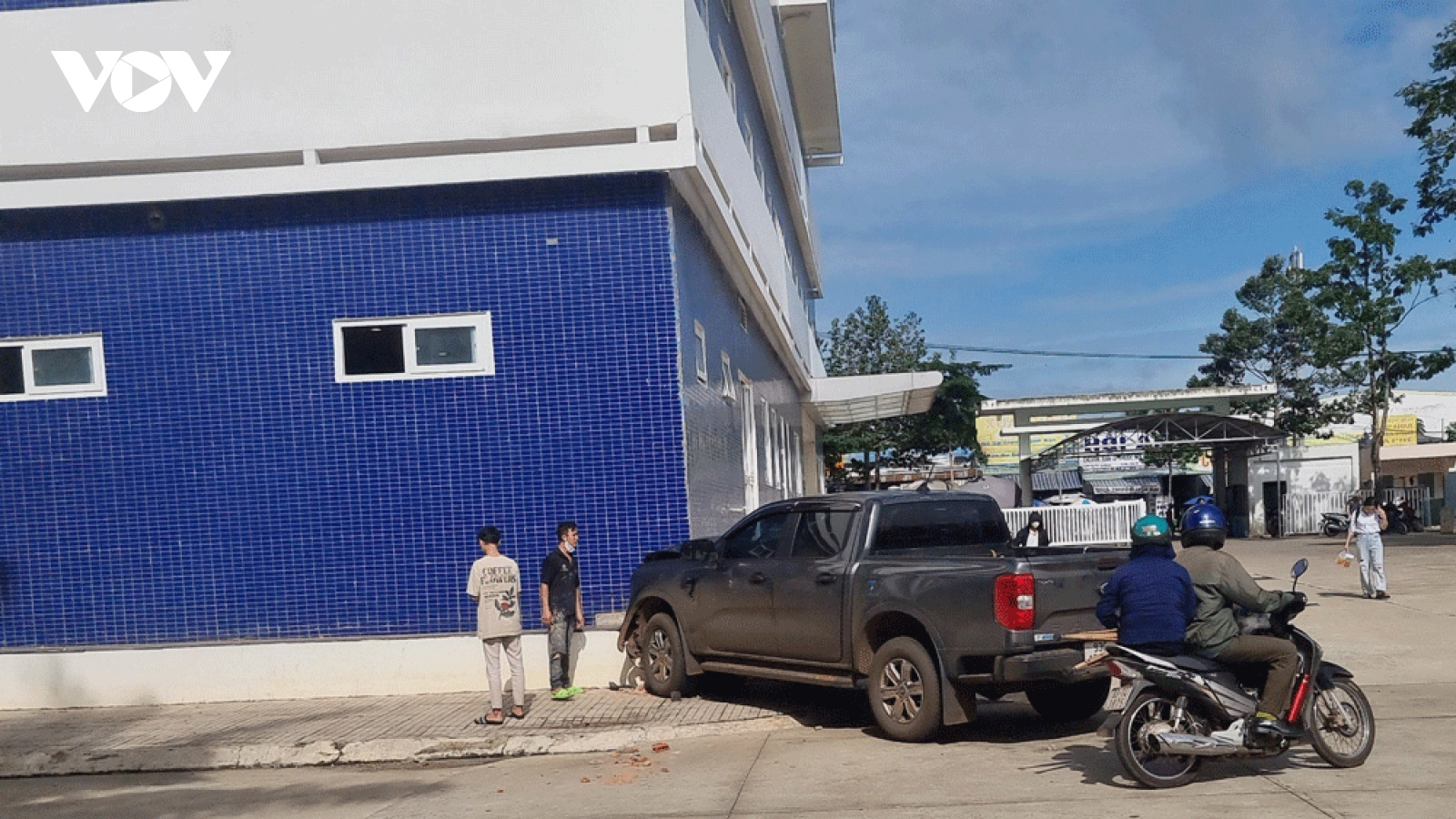 Bệnh nhân bất ngờ lái xe tông vào tòa nhà bệnh viện ở Bình Phước