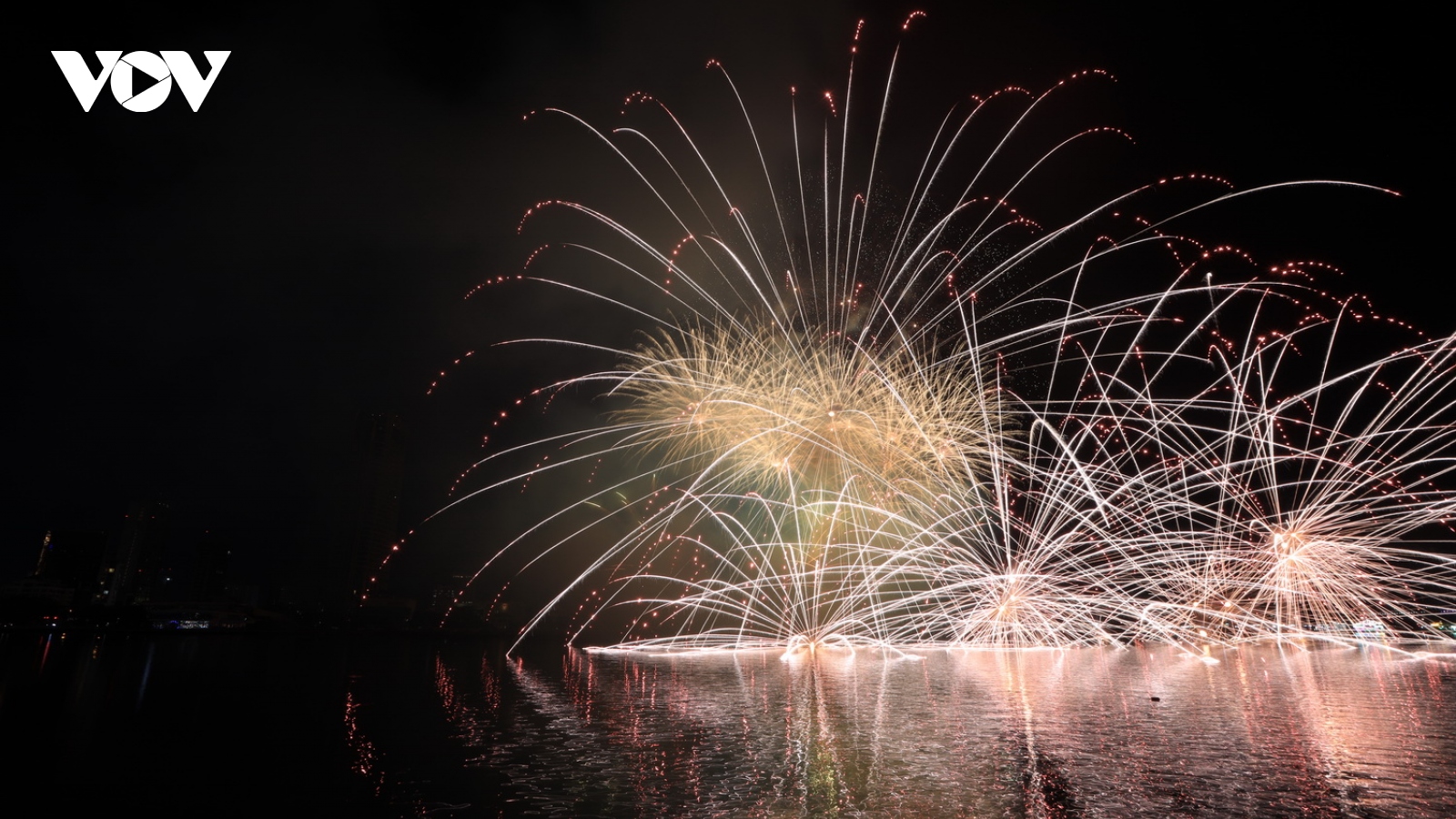 Hình ảnh "Vũ điệu bầu trời" mạnh mẽ của đội pháo hoa chủ nhà Đà Nẵng