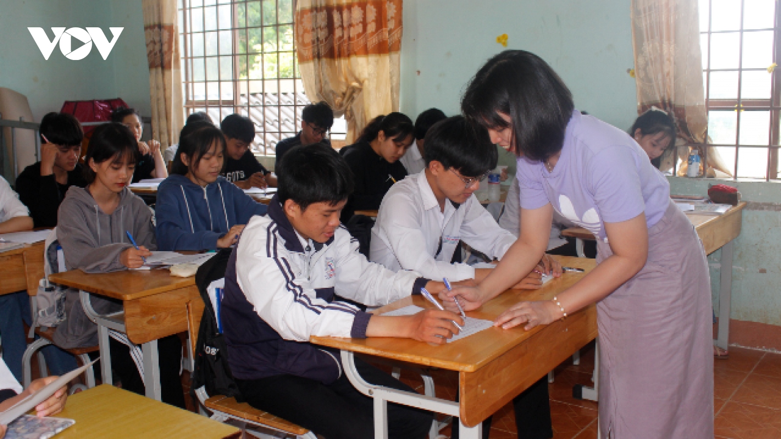 Chuẩn bị thi tốt nghiệp THPT: 1 giáo viên kèm 2 học sinh ở biên giới Buôn Đôn