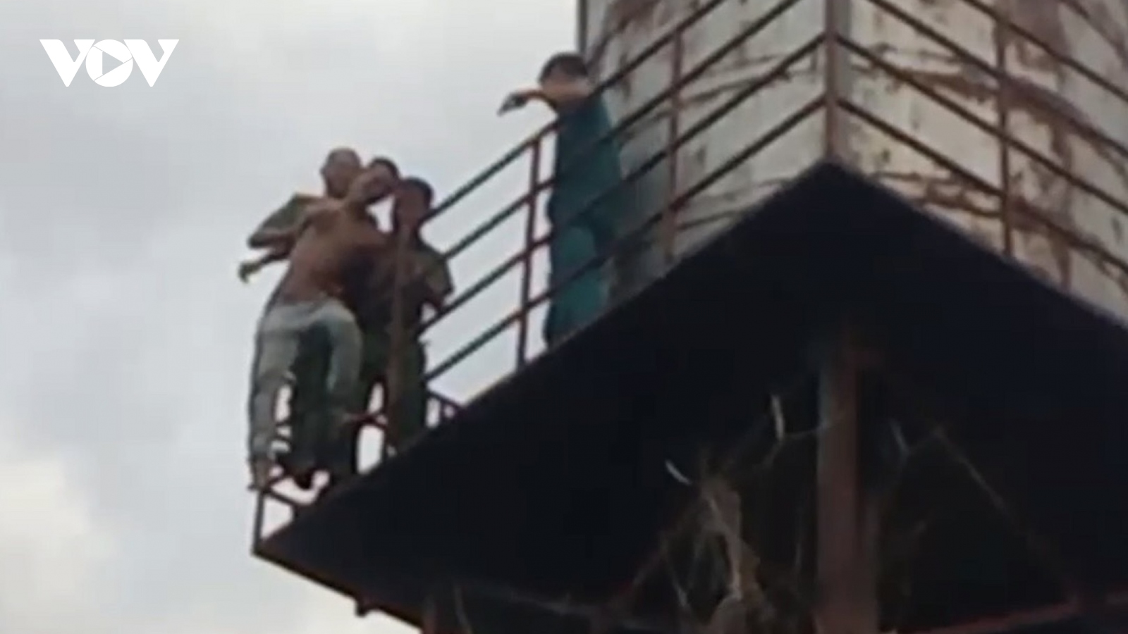 Giải cứu nam thanh niên leo bồn nước tự tử