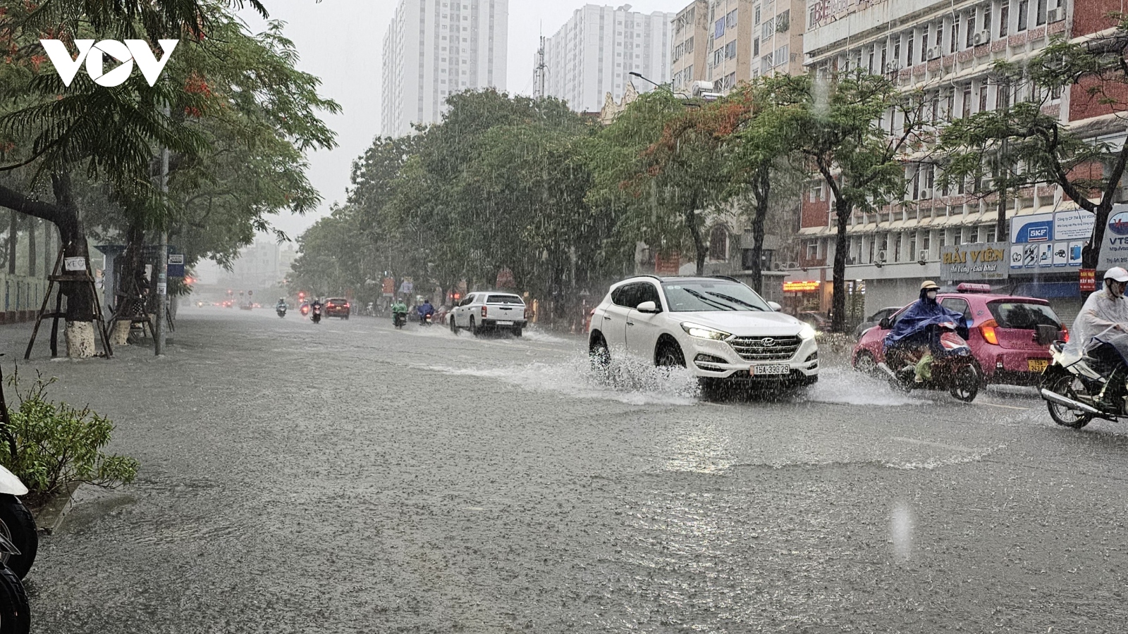 Nhiều tuyến phố tại Hải Phòng ngập sâu