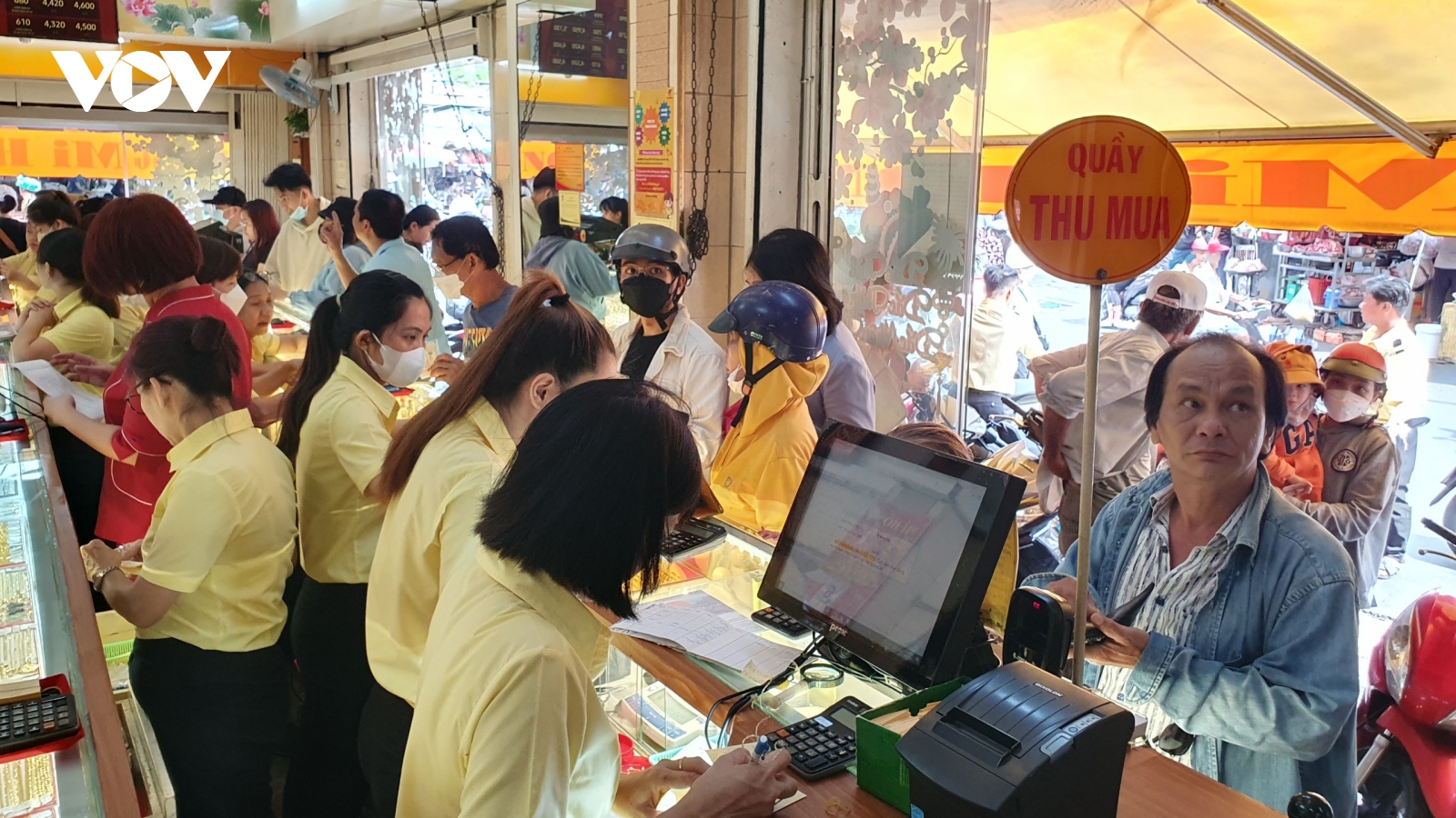 Vàng 2 giá: "Cò" xếp hàng mua vàng SJC kiếm lời