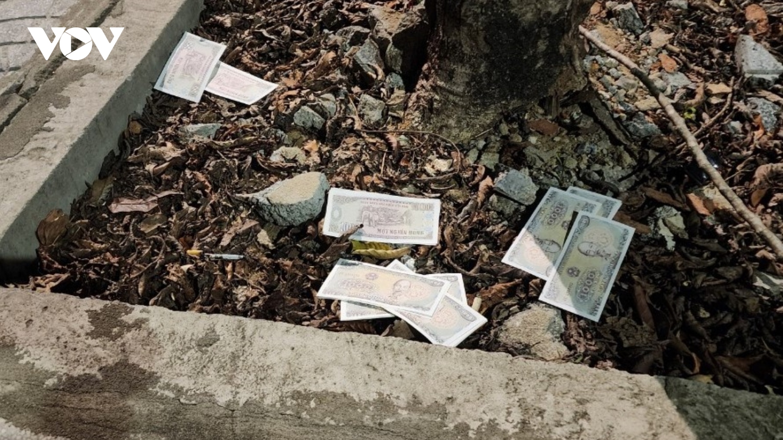 Thi vào lớp 10 ở Quảng Bình: Nhiều người rải tiền lẻ, khấn lạy trước cổng trường