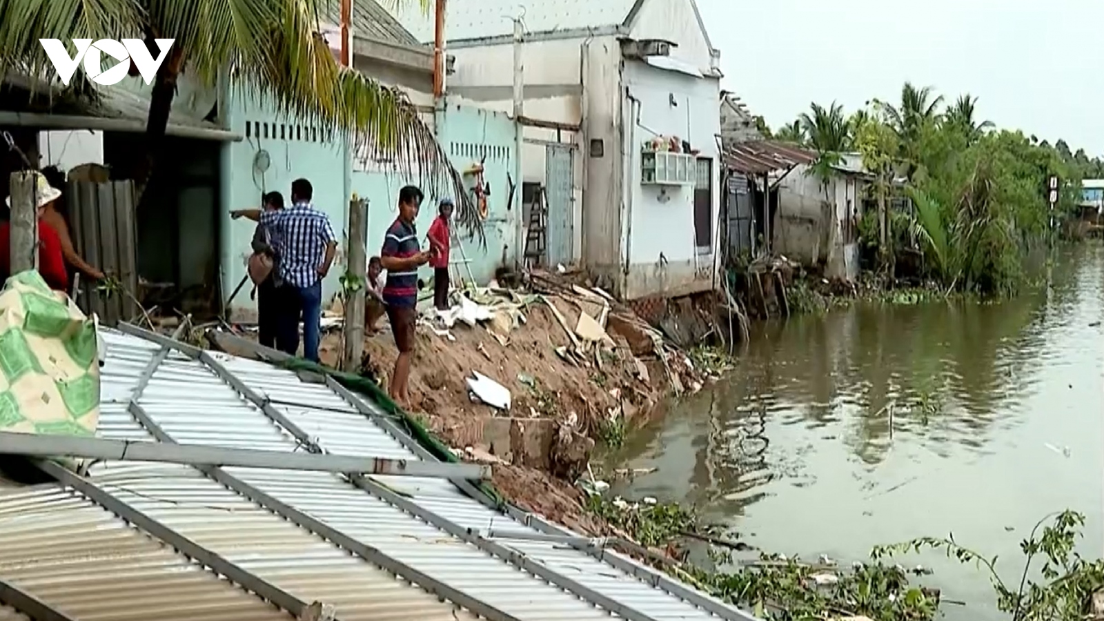Xuất hiện nhiều vụ sạt lở nghiêm trọng ở Vĩnh Long
