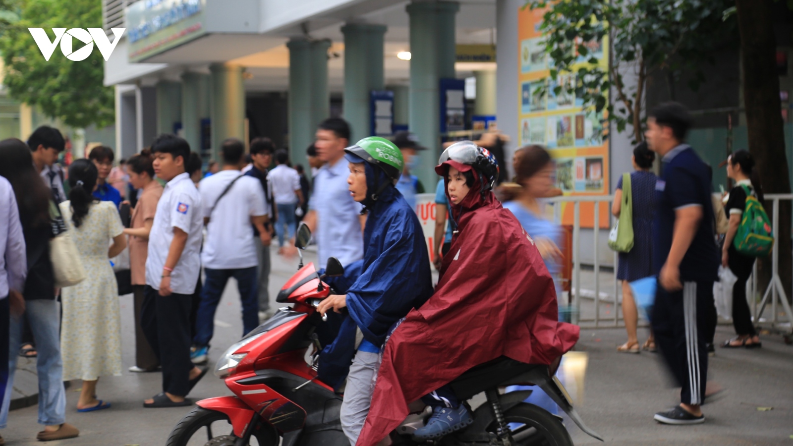 Hơn 5.000 thí sinh "đội mưa" thi vào lớp 10 THPT chuyên Sư phạm