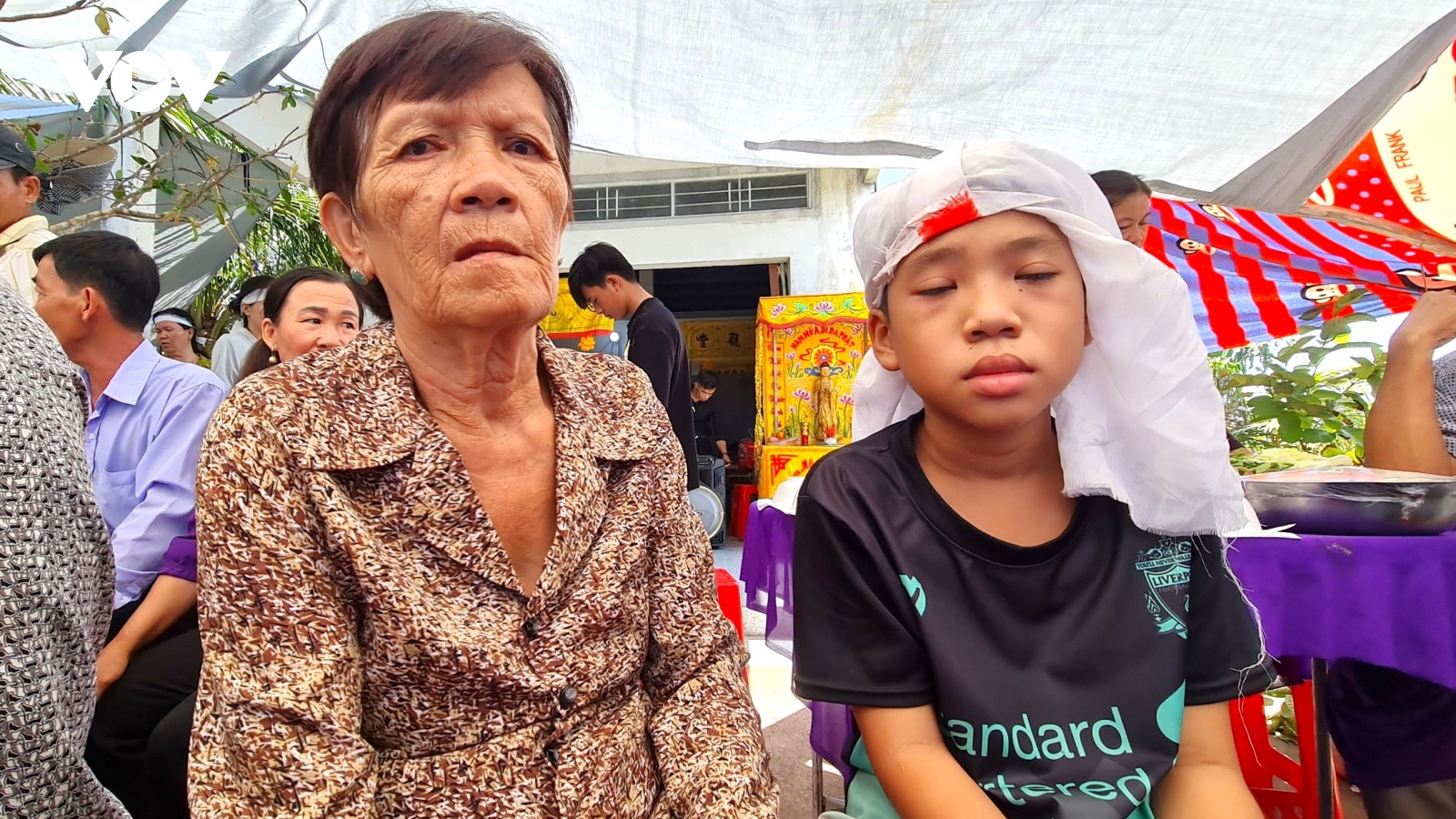 Thương cảm cậu bé sinh ra bị bỏ rơi, nay cha mẹ nuôi của em cũng không còn