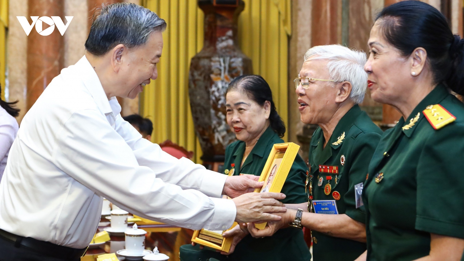 Chủ tịch nước Tô Lâm gặp mặt Ban Liên lạc Đại đoàn 305 Dù-Đặc công