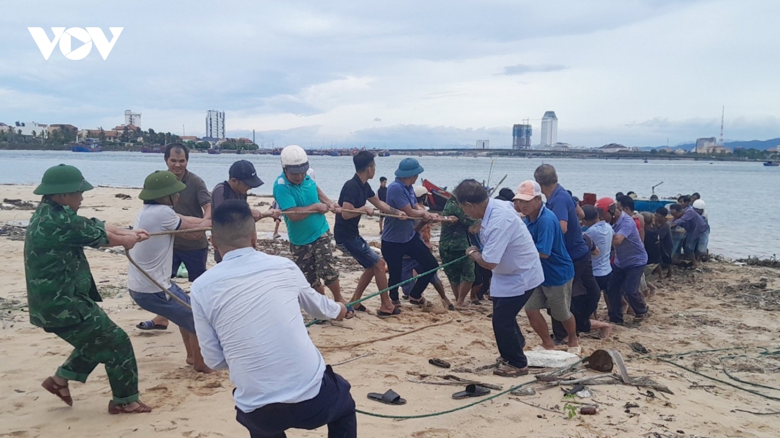 Giông tố làm 3 tàu cá Quảng Bình gặp nạn