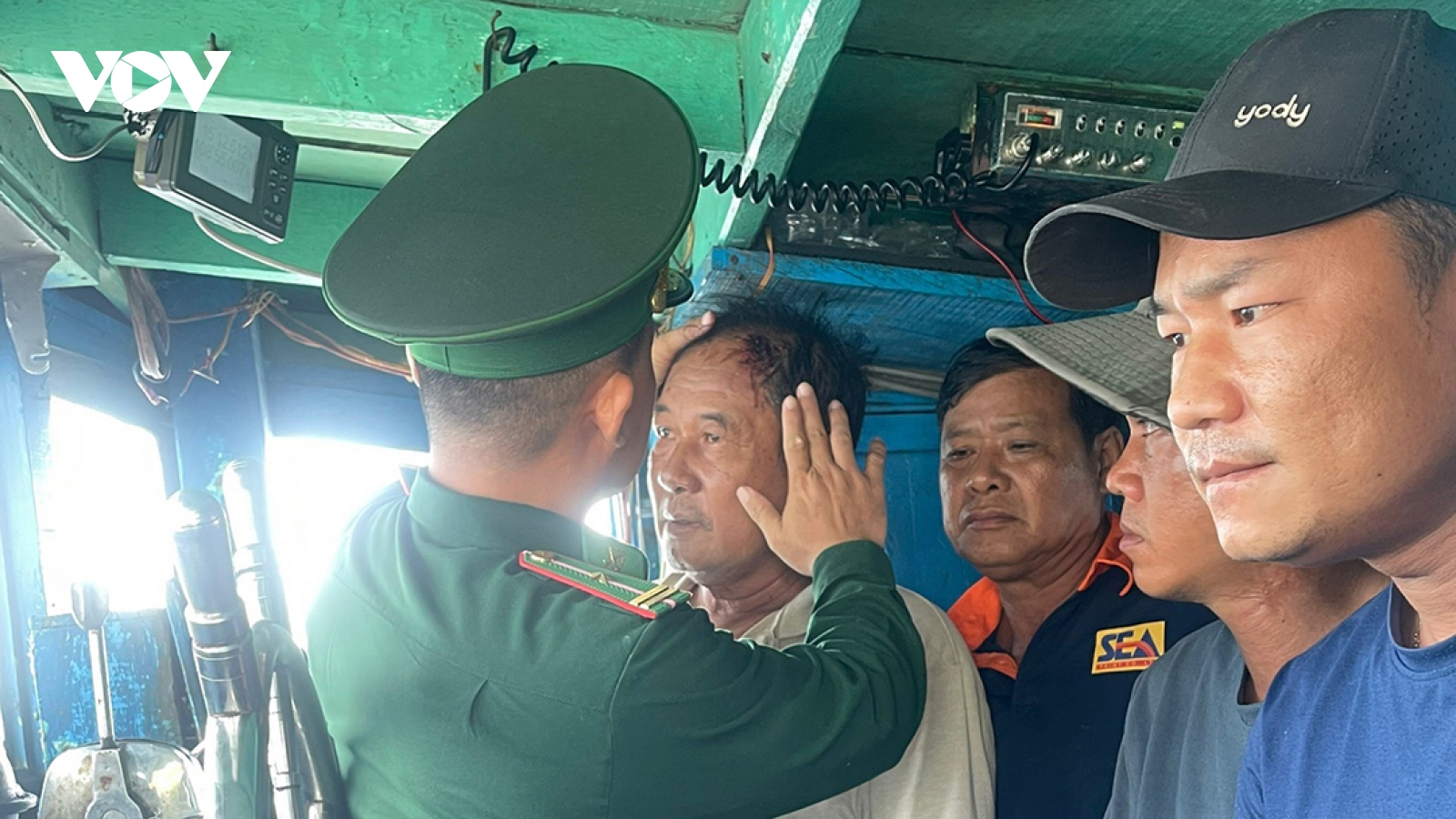 Tàu cá bị đâm chìm trên biển, 4 ngư dân Quảng Ngãi thoát nạn