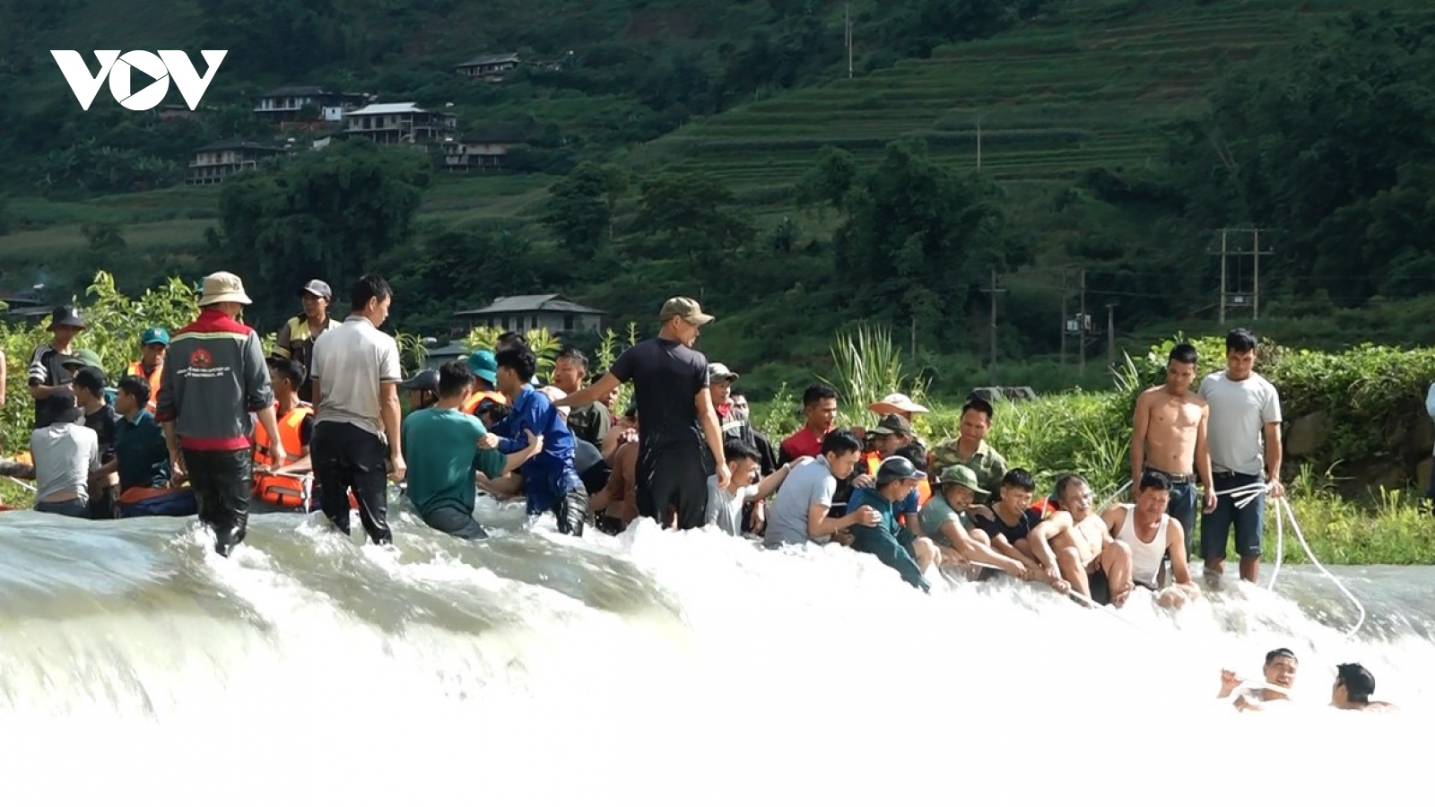 Nỗ lực tìm kiếm cháu bé đuối nước mất tích ở Trạm Tấu (Yên Bái)