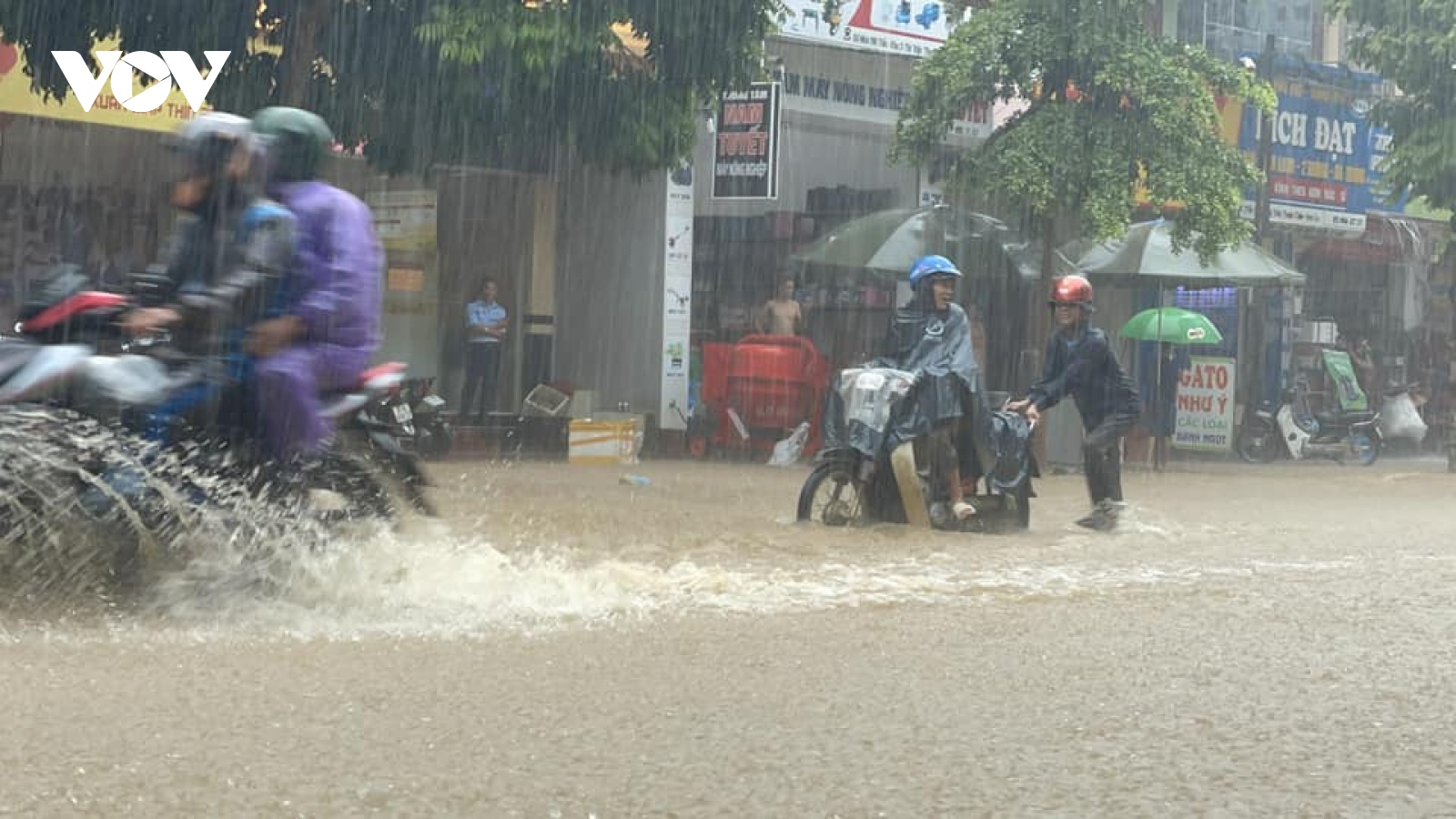 Mưa lớn gây ngập úng, sạt lở nhiều điểm trên Quốc lộ 6