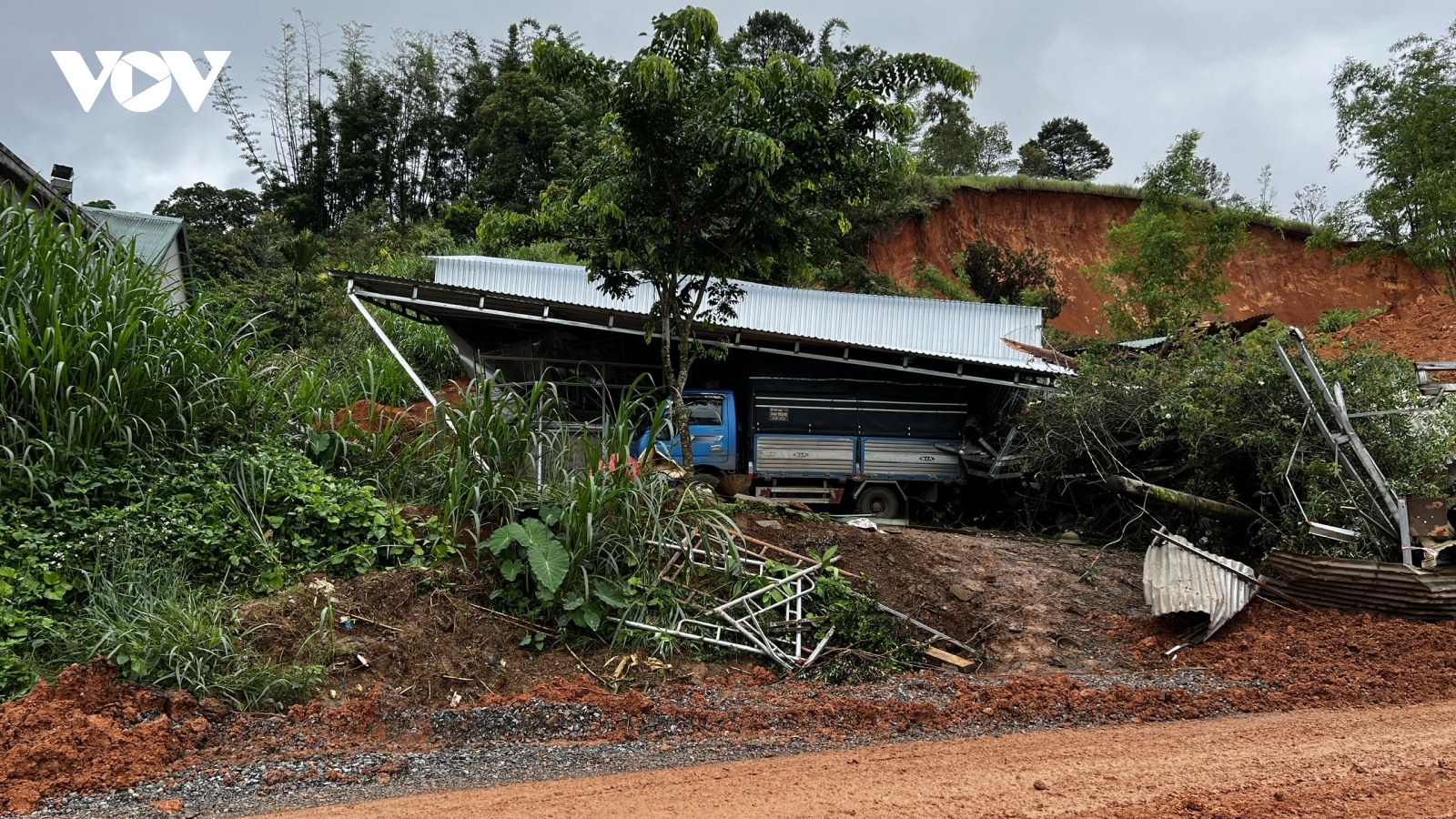 Nhân chứng kể lại vụ sạt lở đất kinh hoàng khiến 2 người thương vong