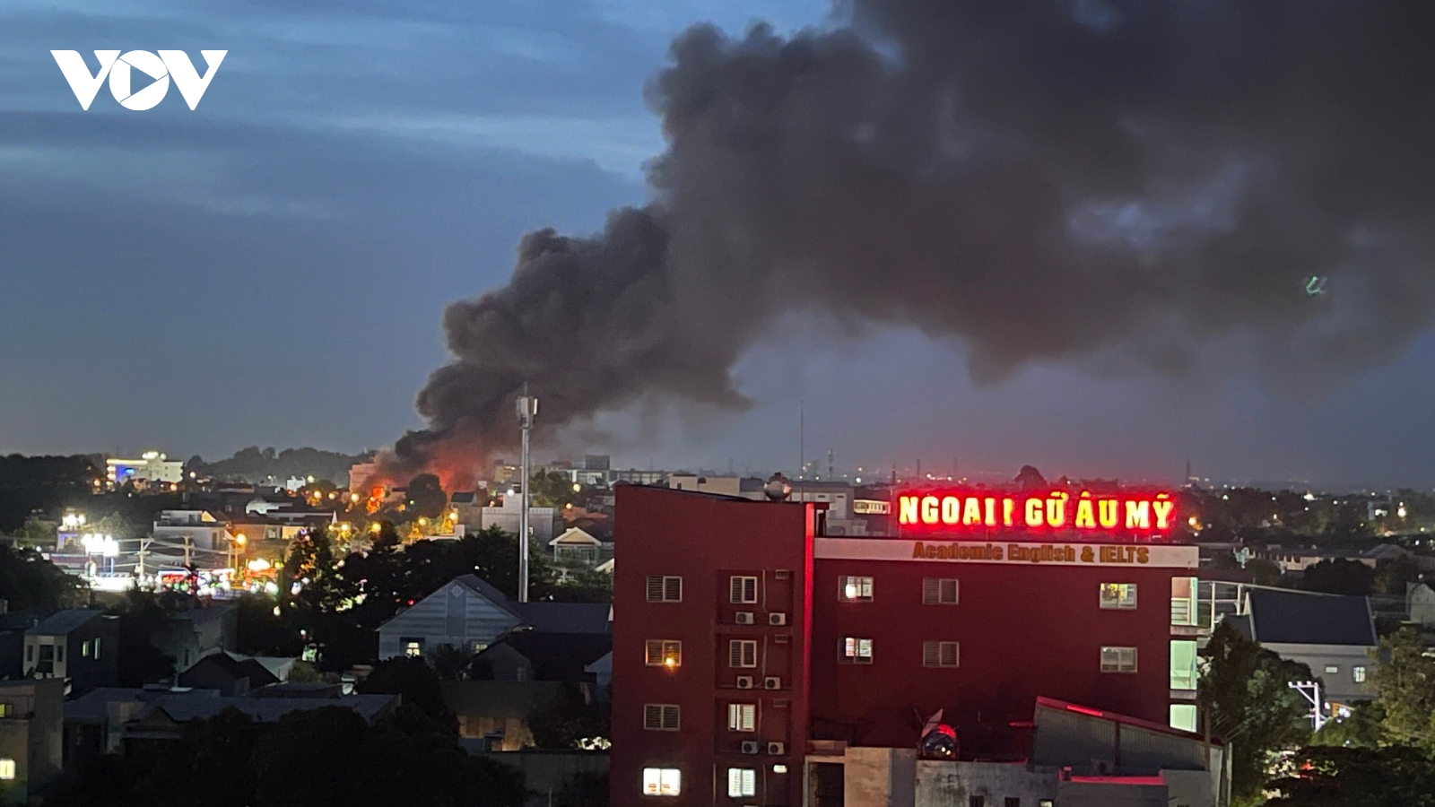 Một phần cửa hàng giày dép đổ sập trong vụ cháy ở Bình Dương