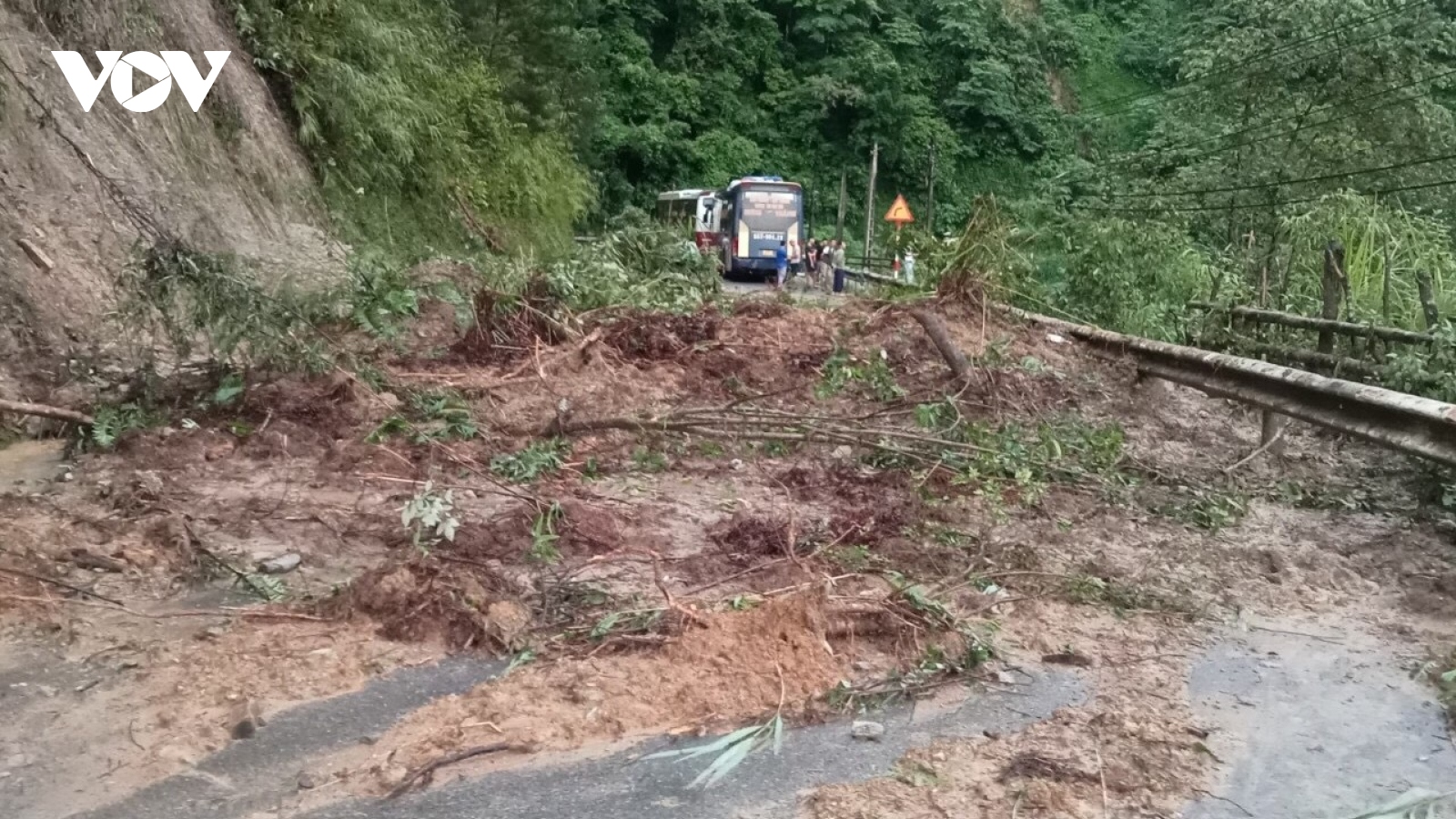 Mưa lớn gây ách tắc quốc lộ 32 đi Mù Cang Chải, Yên Bái