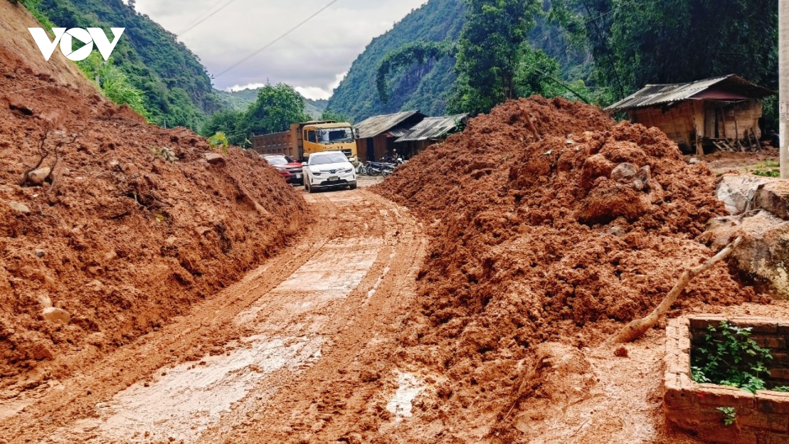 Chùm ảnh: Mưa lũ gây thiệt hại nặng trên các tuyến giao thông ở Sơn La
