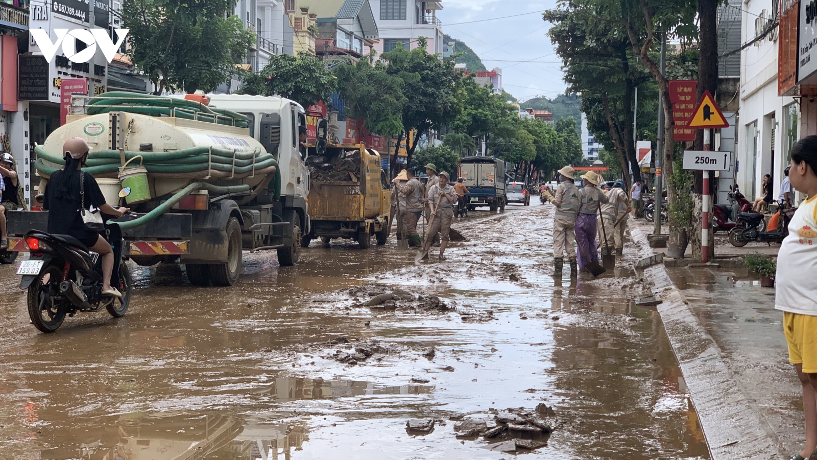 Trời tạnh, nước rút, người dân Sơn La khẩn trương dọn dẹp bùn đất sau lũ