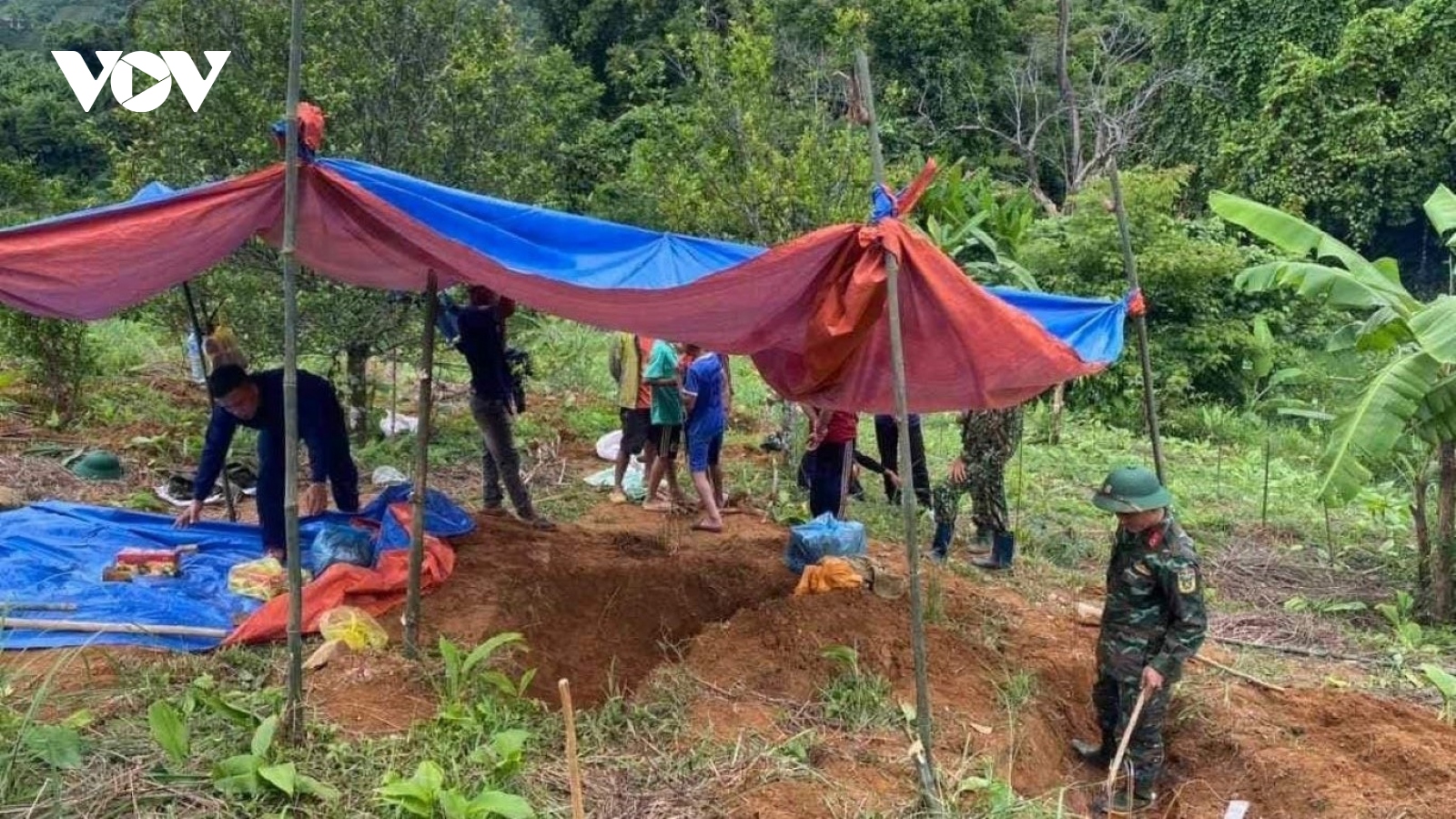 Tìm thấy 2 hài cốt liệt sĩ tại vườn cà phê ở Quảng Trị