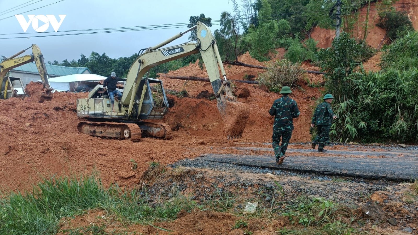 Sạt lở đất vùi lấp quán ăn khiến ít nhất 2 người thương vong