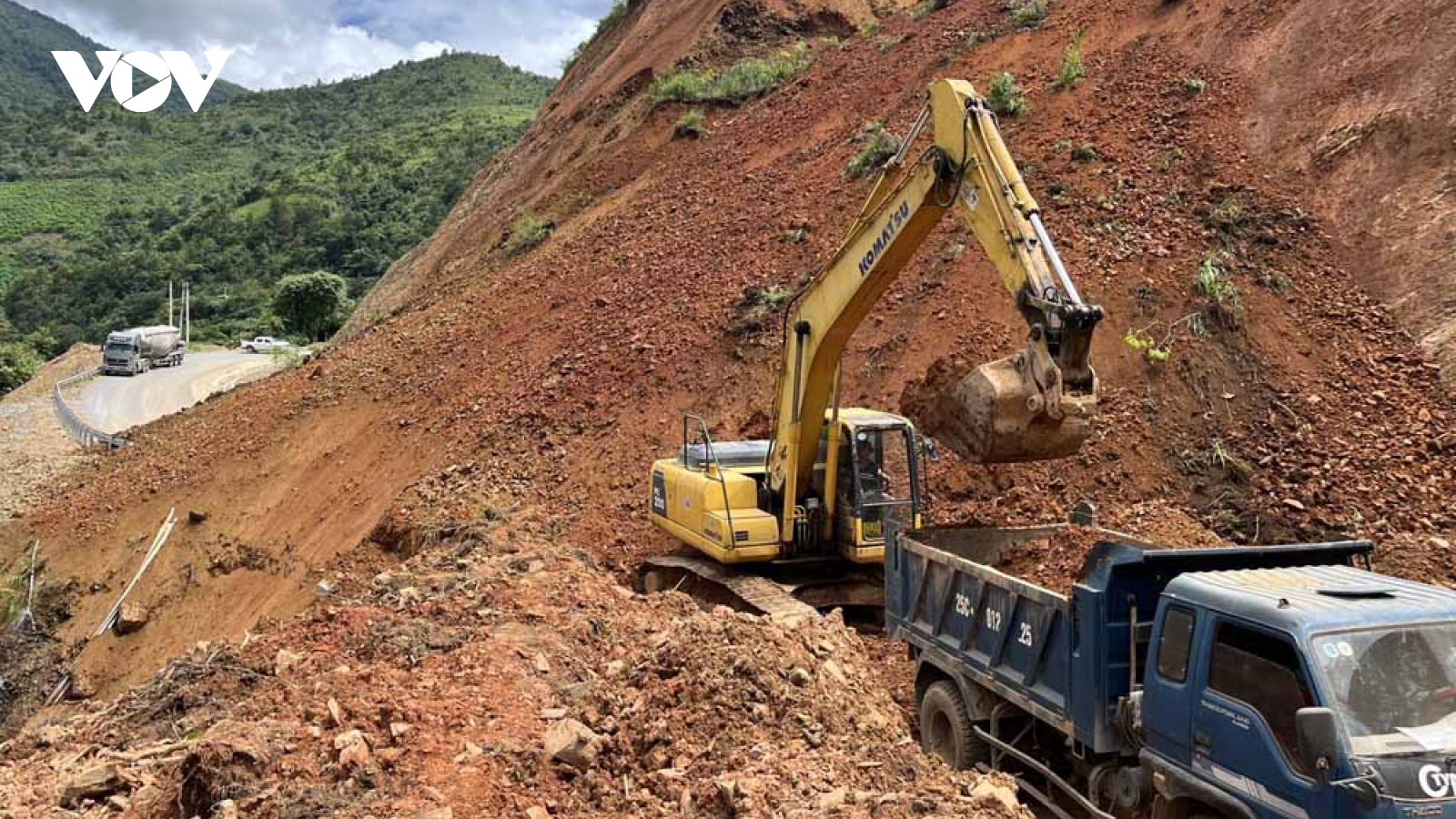 Sạt lở gây ách tắc giao thông cục bộ ở Lai Châu