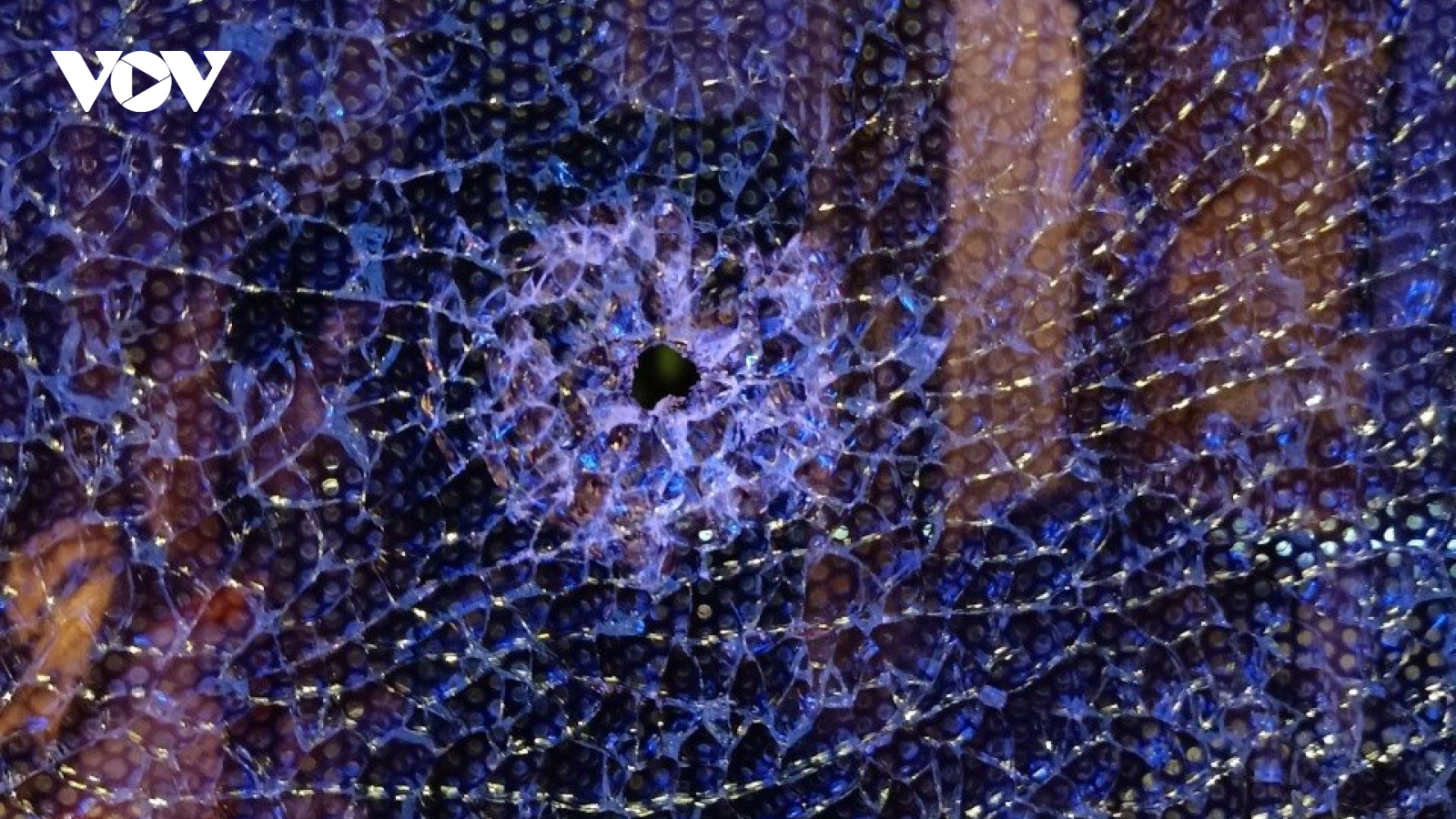 Nhiều xe khách bị bắn vỡ kính trên cao tốc Mỹ Thuận – Cần Thơ