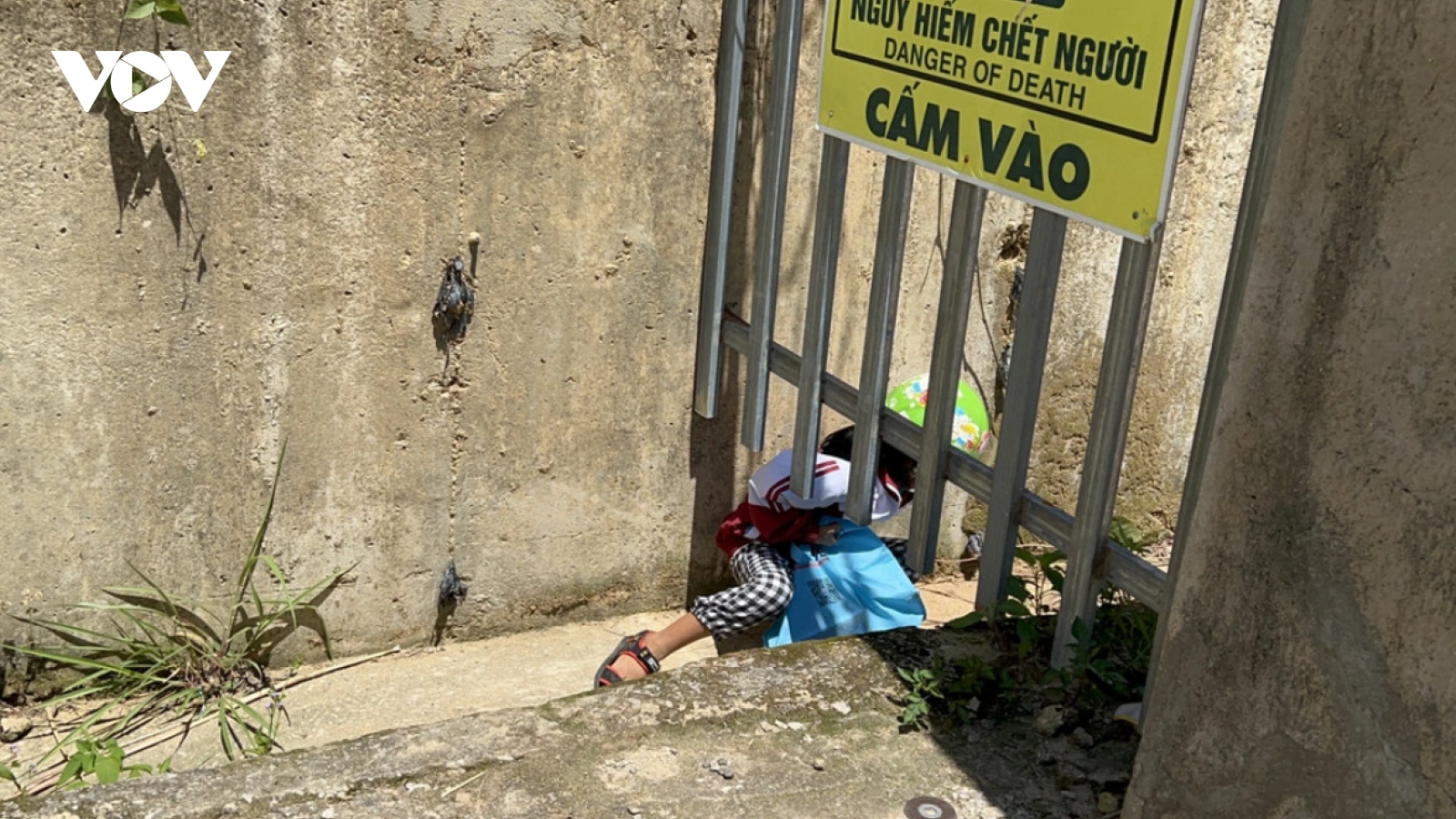 Lâm Đồng thanh tra vào cuộc vụ thủy điện rào chắn lối đi khiến dân phải chui rào