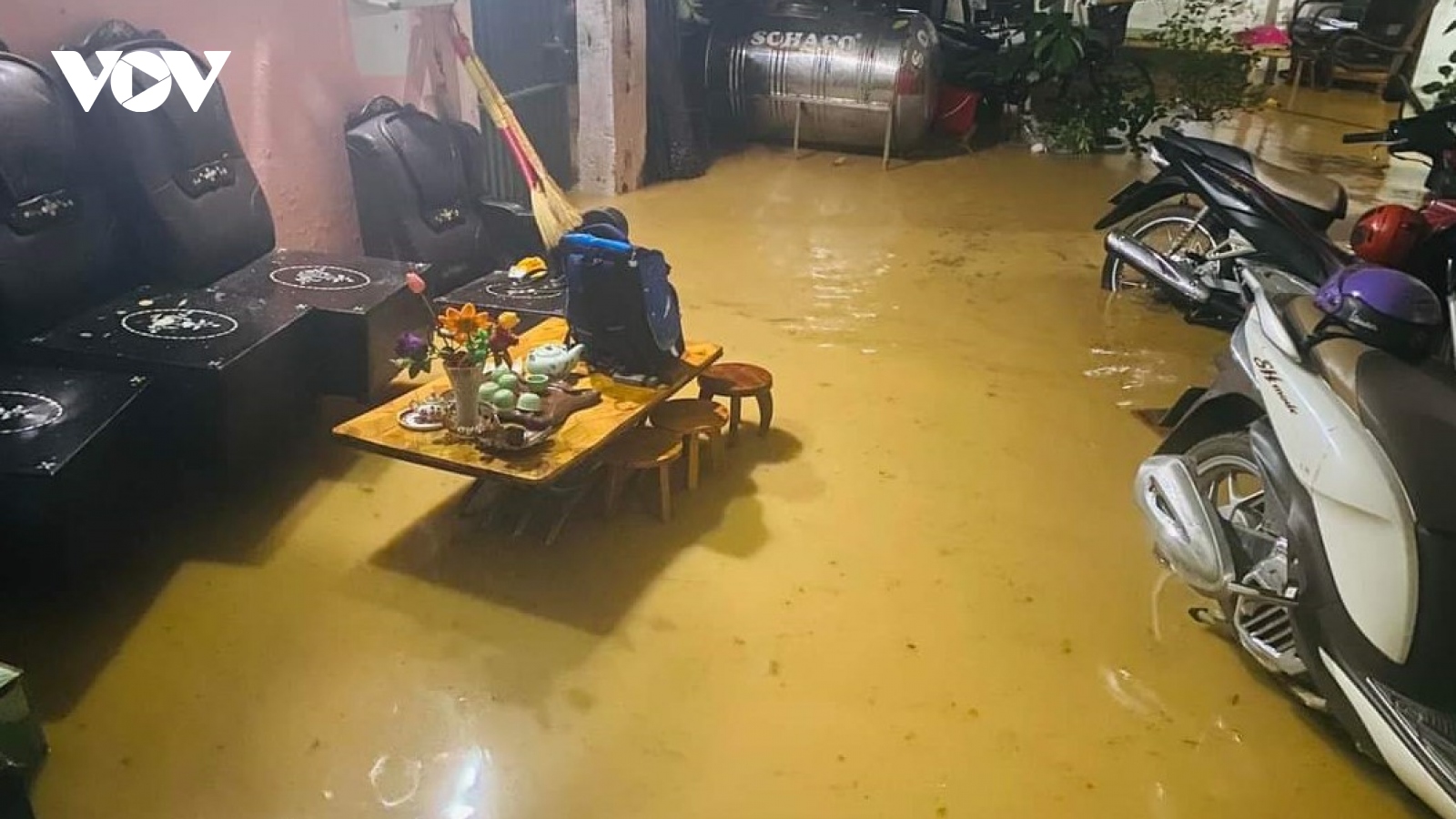 Mưa to như trút nước, người dân Sơn La gấp rút chạy lũ trong đêm