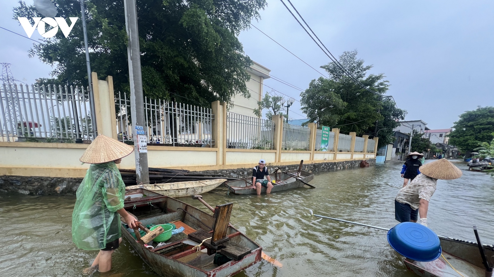Hà Nội khẩn trương hỗ trợ người dân tại vùng lũ bị cô lập