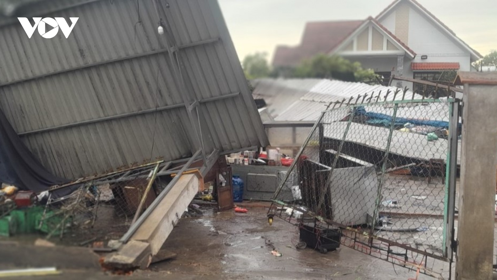 Tiền Giang: Lốc xoáy làm thiệt hại 33 căn nhà và nhiều cây ăn trái